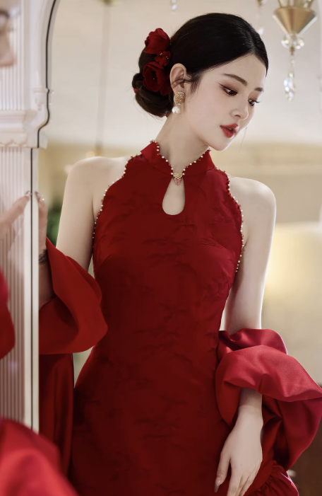 Sườn xám cưới đỏ cổ yếm đính ngọc kèm áo choàng_I55