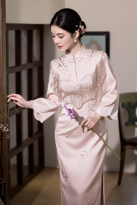 Sườn xám tua rua thêu hoa cổ tàu dáng ôm quý phái_I62