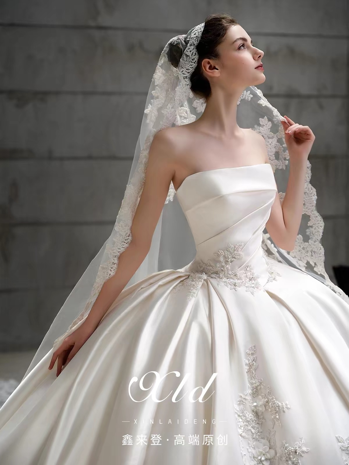 Váy cưới cúp ngực satin đính hoa ren_I151