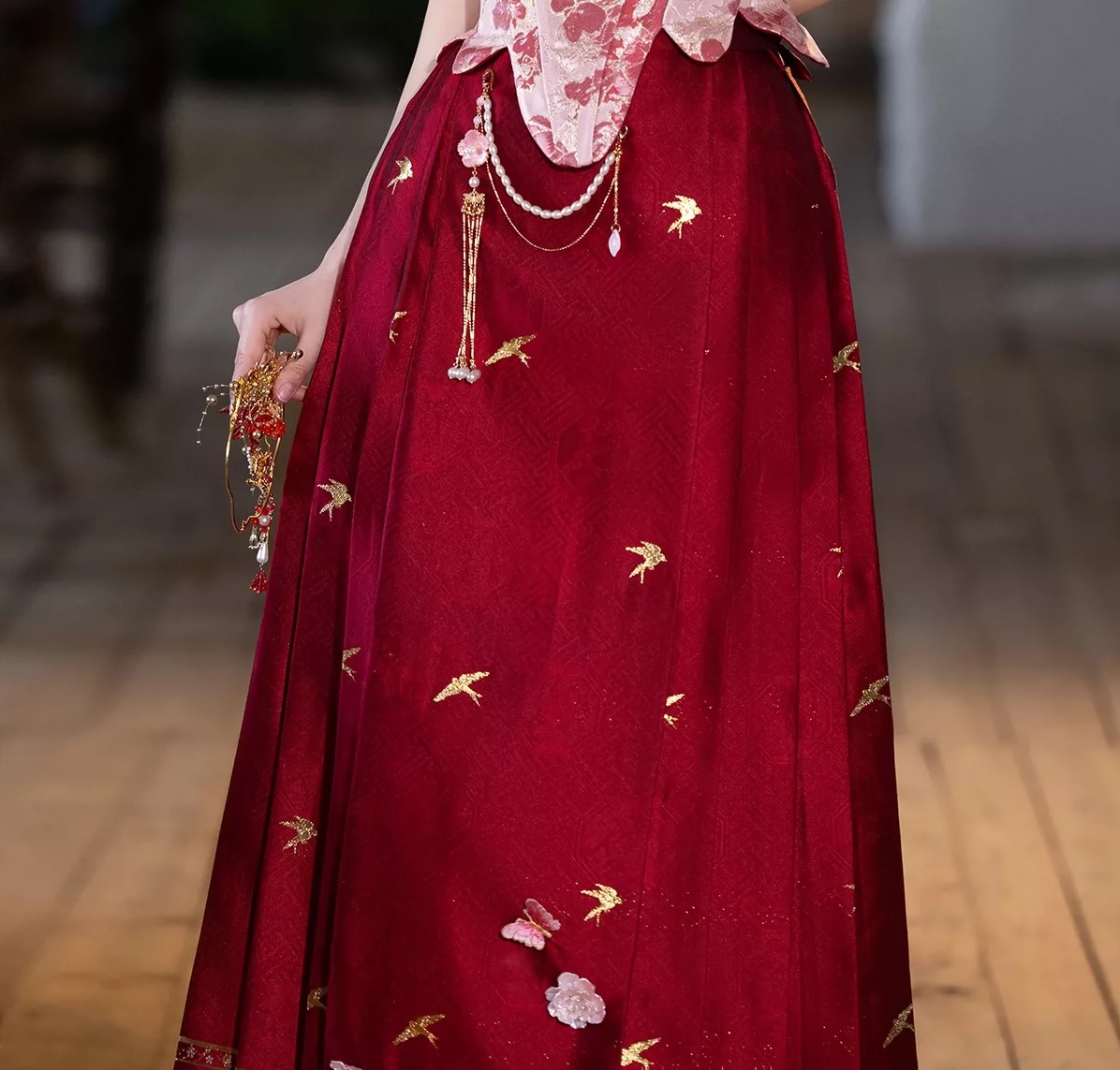 Váy cổ điển thêu hoa phối chuỗi trang trí_I46