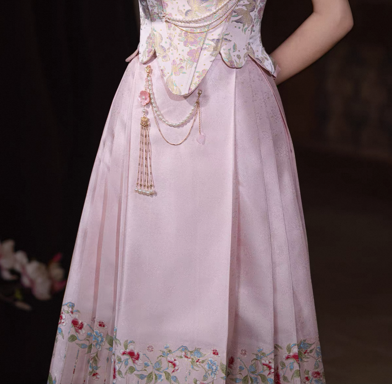 Váy cổ điển thêu hoa phối chuỗi trang trí_I46