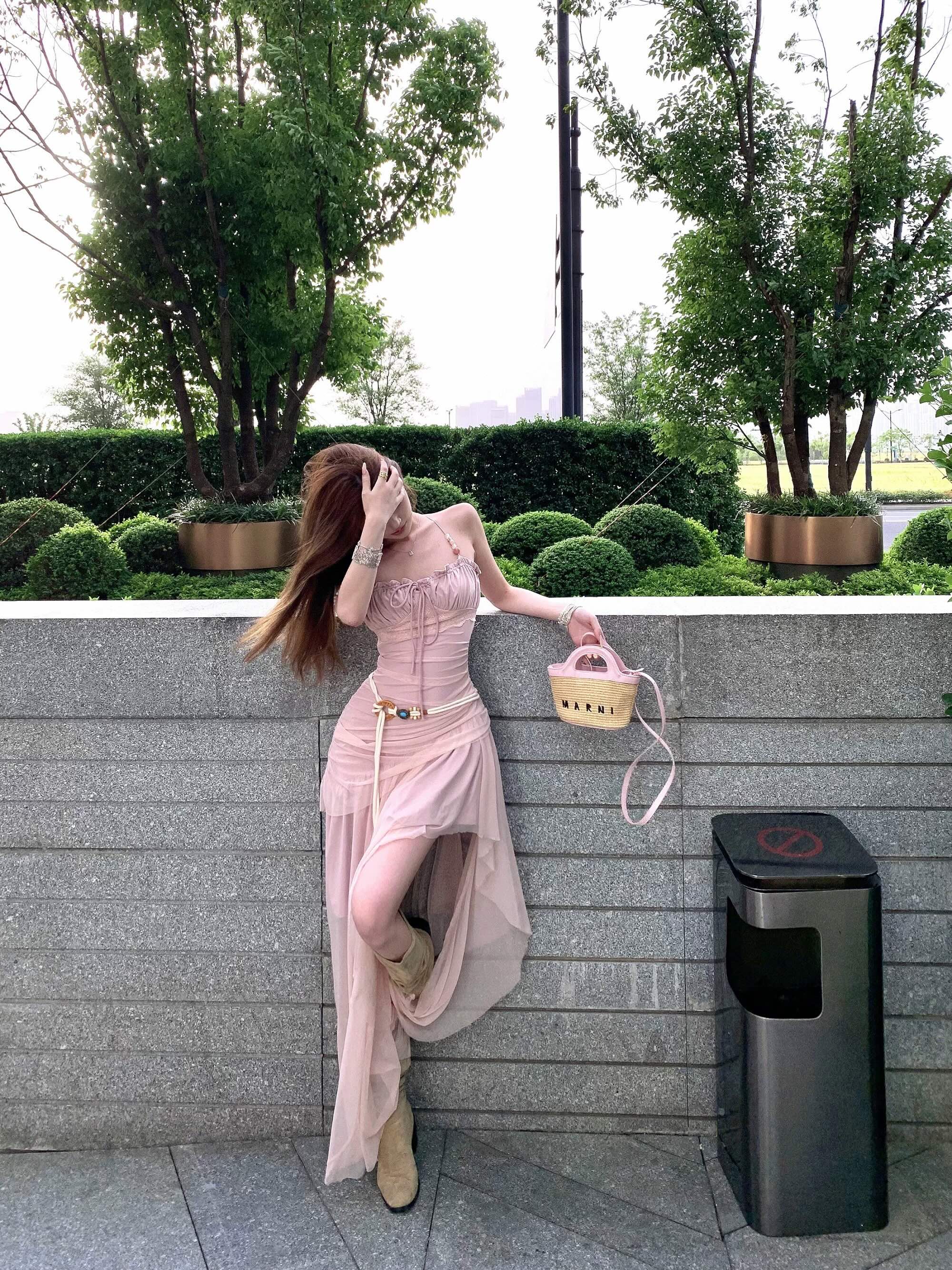 Váy body xẻ đùi hồng nude phong cách tiểu thư_Y28