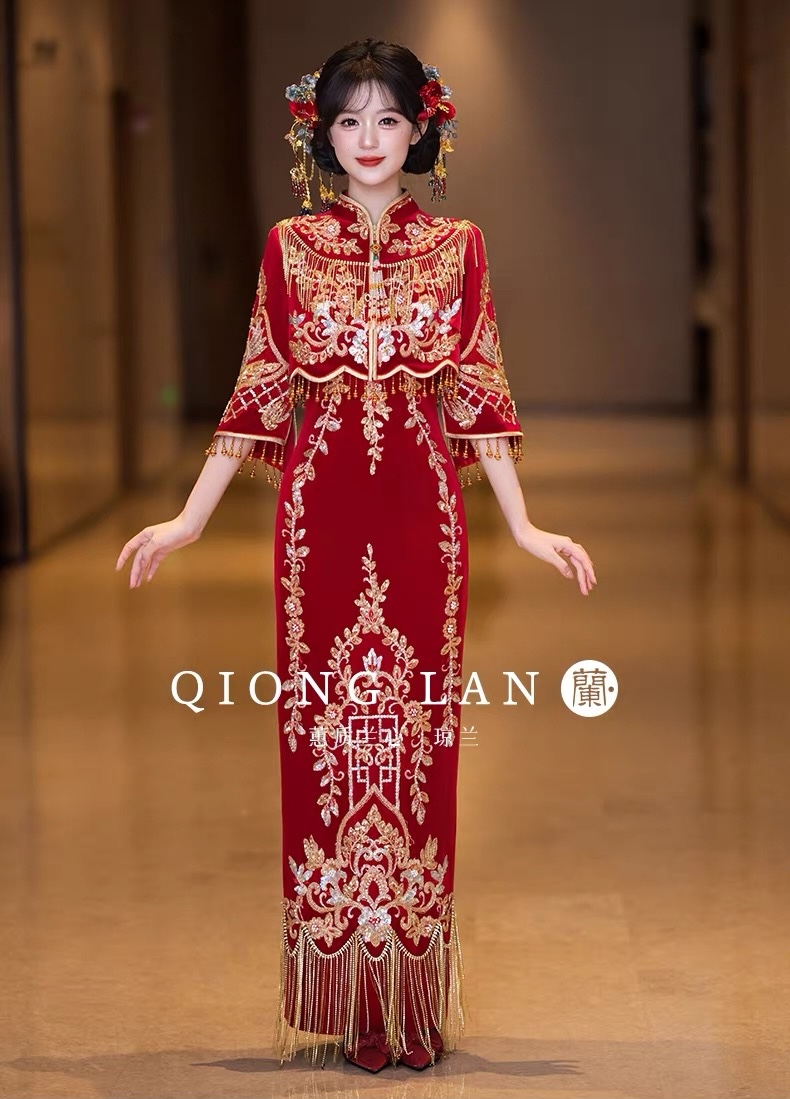 Sườn xám cô dâu đỏ thêu hoa văn vàng, tay lửng tua rua_I138
