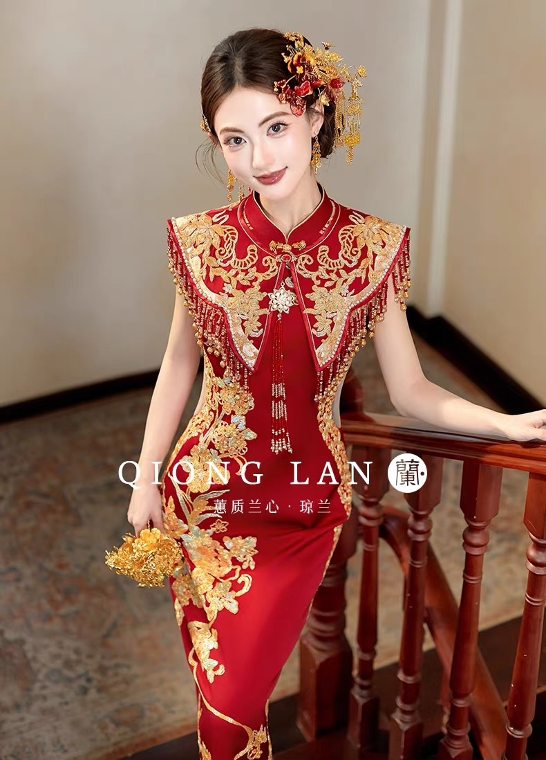 Sườn xám cưới đỏ thêu hoa văn vàng tua rua_I103