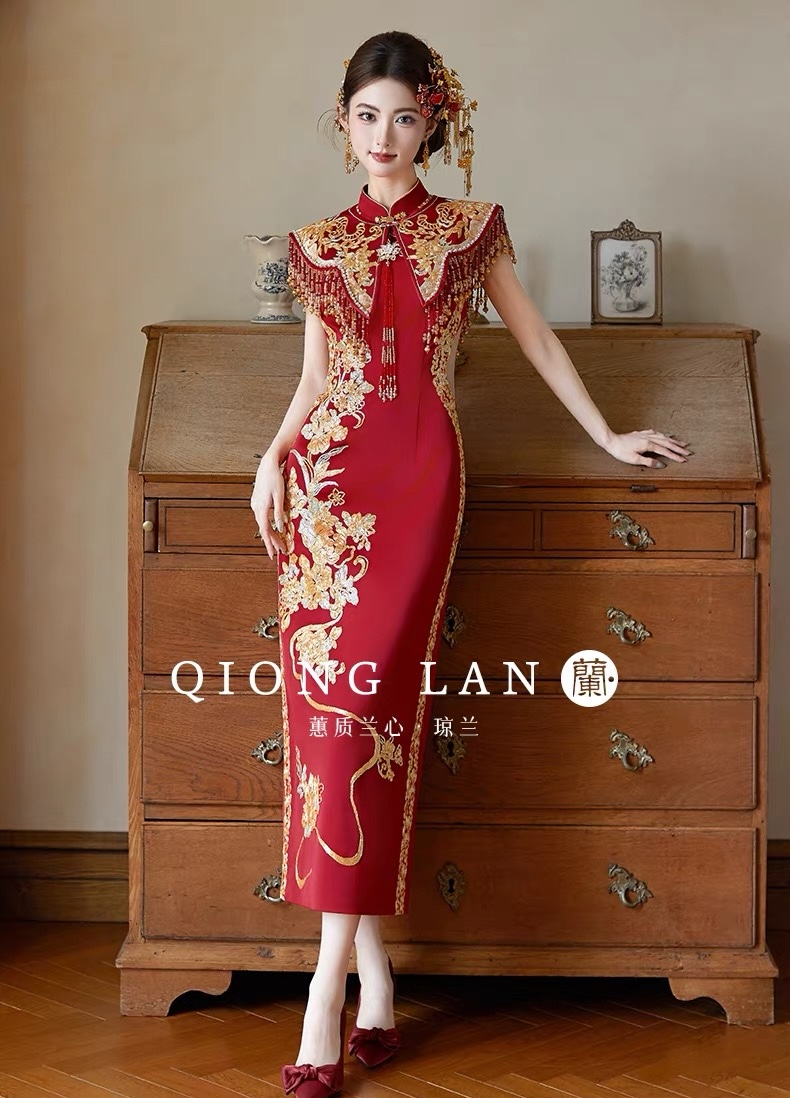 Sườn xám cưới đỏ thêu hoa văn vàng tua rua_I103