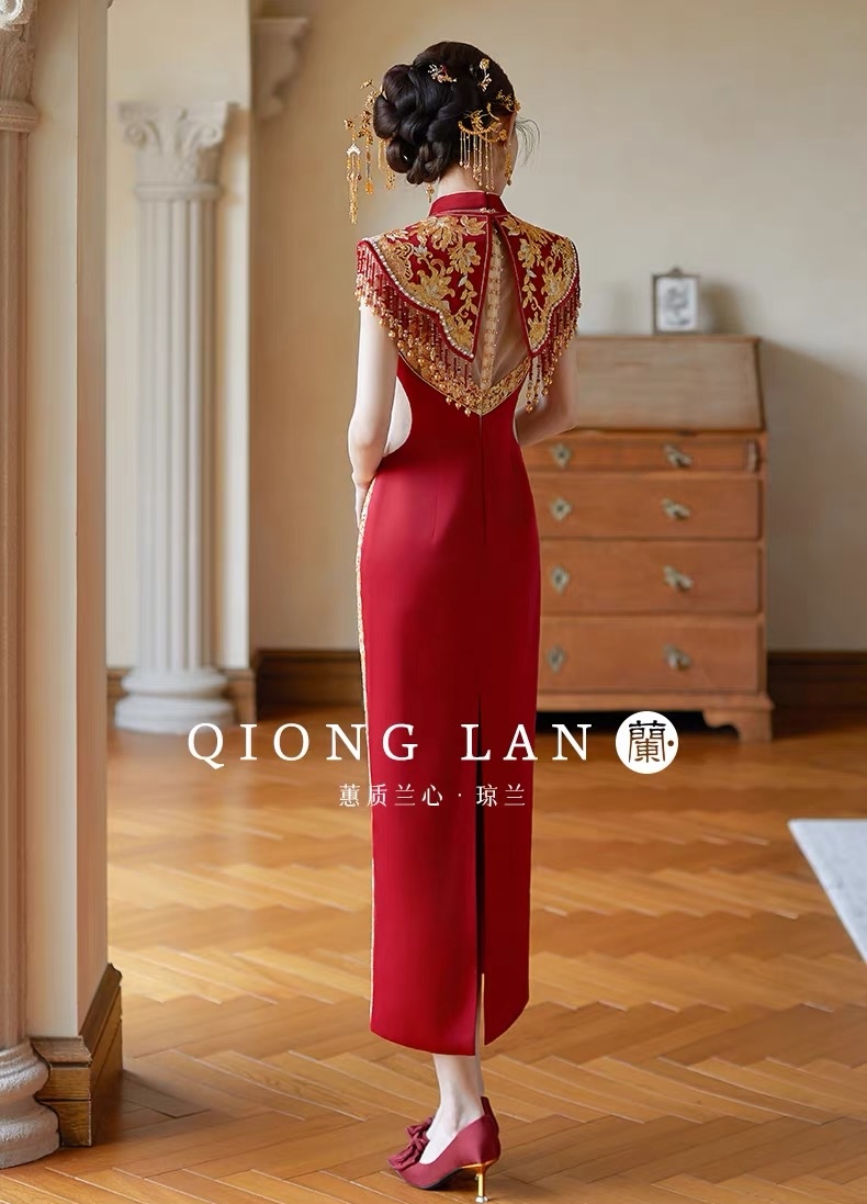 Sườn xám cưới đỏ thêu hoa văn vàng tua rua_I103