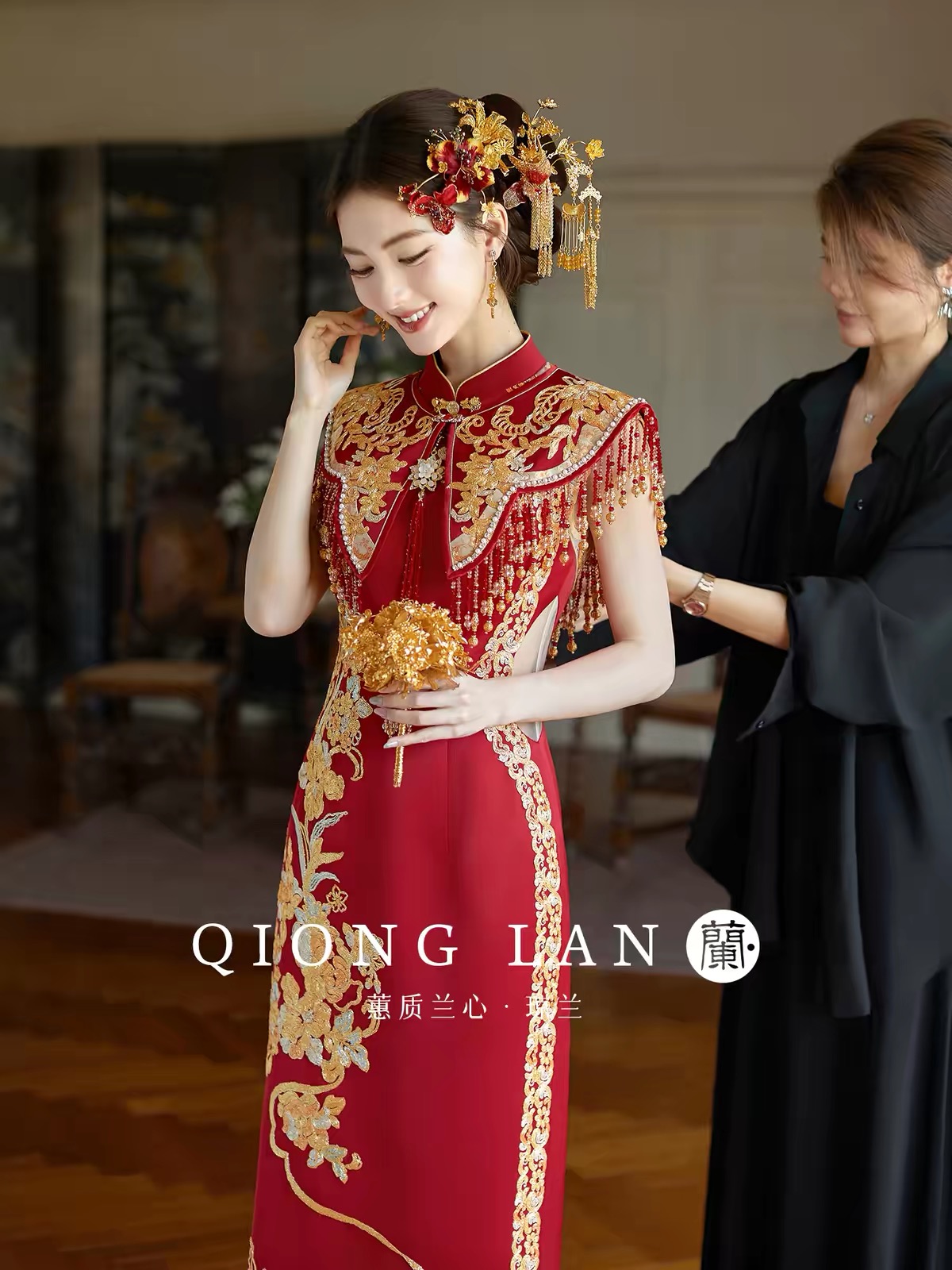 Sườn xám cưới đỏ thêu hoa văn vàng tua rua_I103