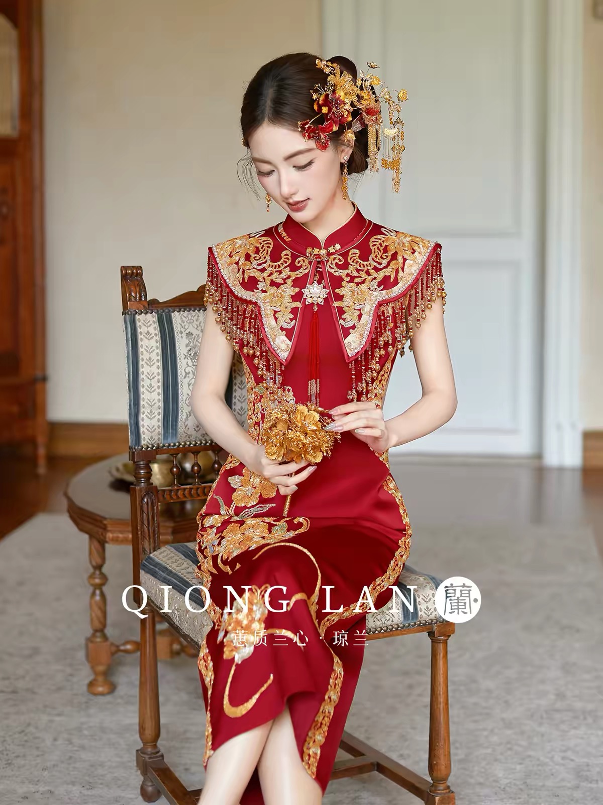 Sườn xám cưới đỏ thêu hoa văn vàng tua rua_I103