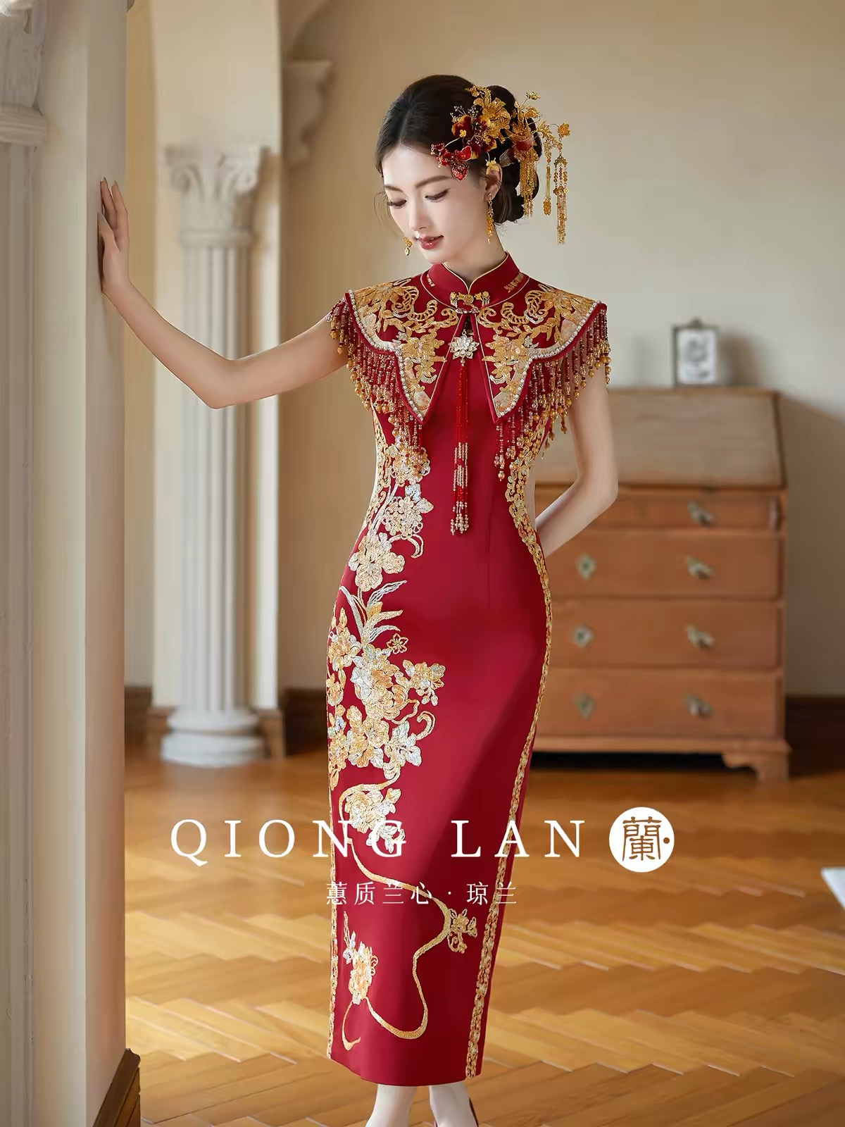 Sườn xám cưới đỏ thêu hoa văn vàng tua rua_I103