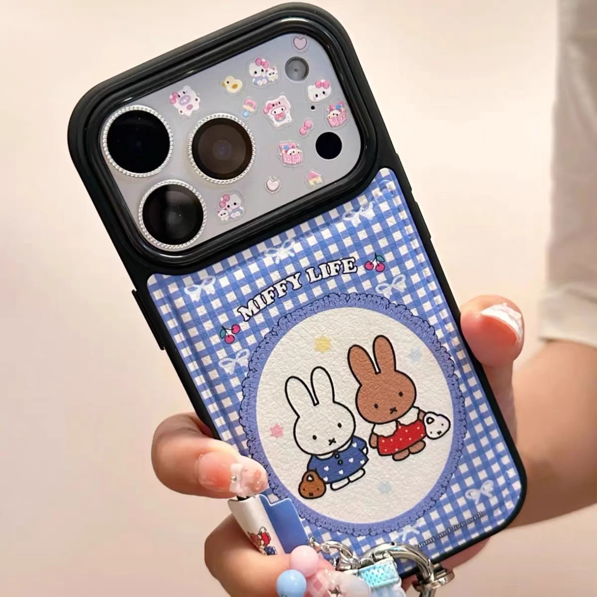Ốp lưng Miffy caro xanh, hình đôi thỏ dễ thương, kèm dây đeo trang trí_O190 (Tất cả các dòng Iphone)