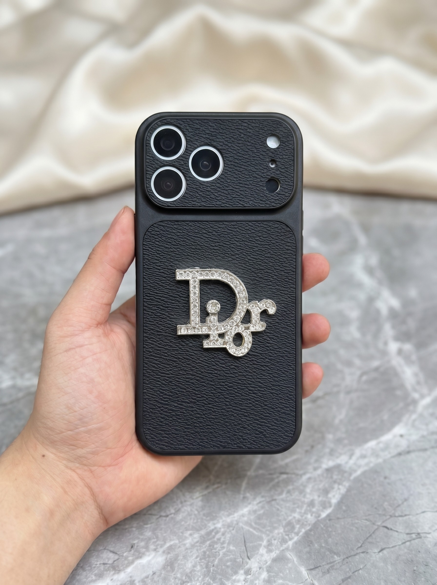 🌟 Ốp Lưng Da Nhám Cao Cấp Điểm Charm Chữ Dior Đính Đá Lấp Lánh