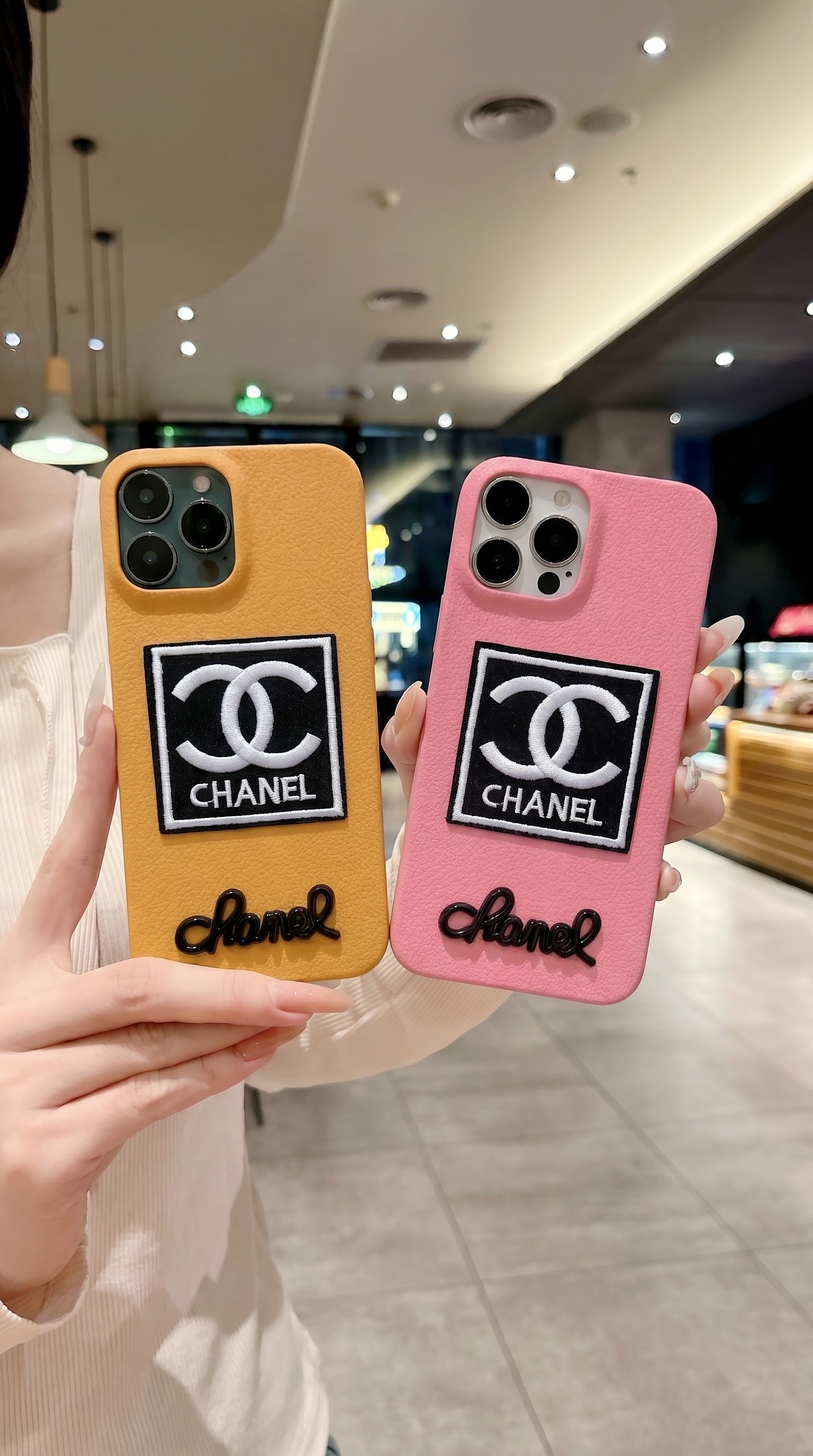 ỐP LƯNG IPHONE DA iPHONE PHỐI LOGO CHANEL ĐÍNH ĐÁ & THÊU