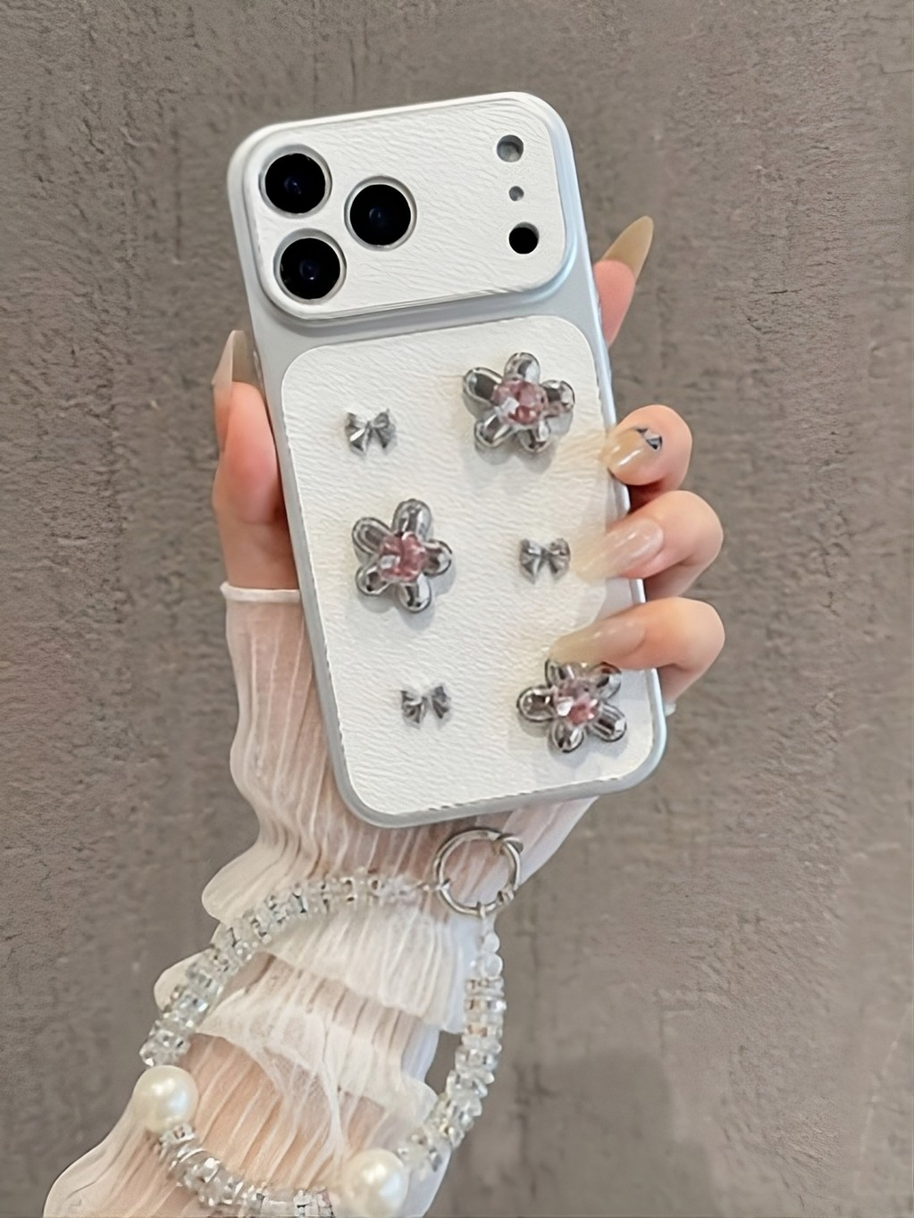 Ốp Lưng iPhone Luxury Floral – Sự Giao Thoa Giữa Nghệ Thuật Đính Kết Và Phong Cách Quý Tộc