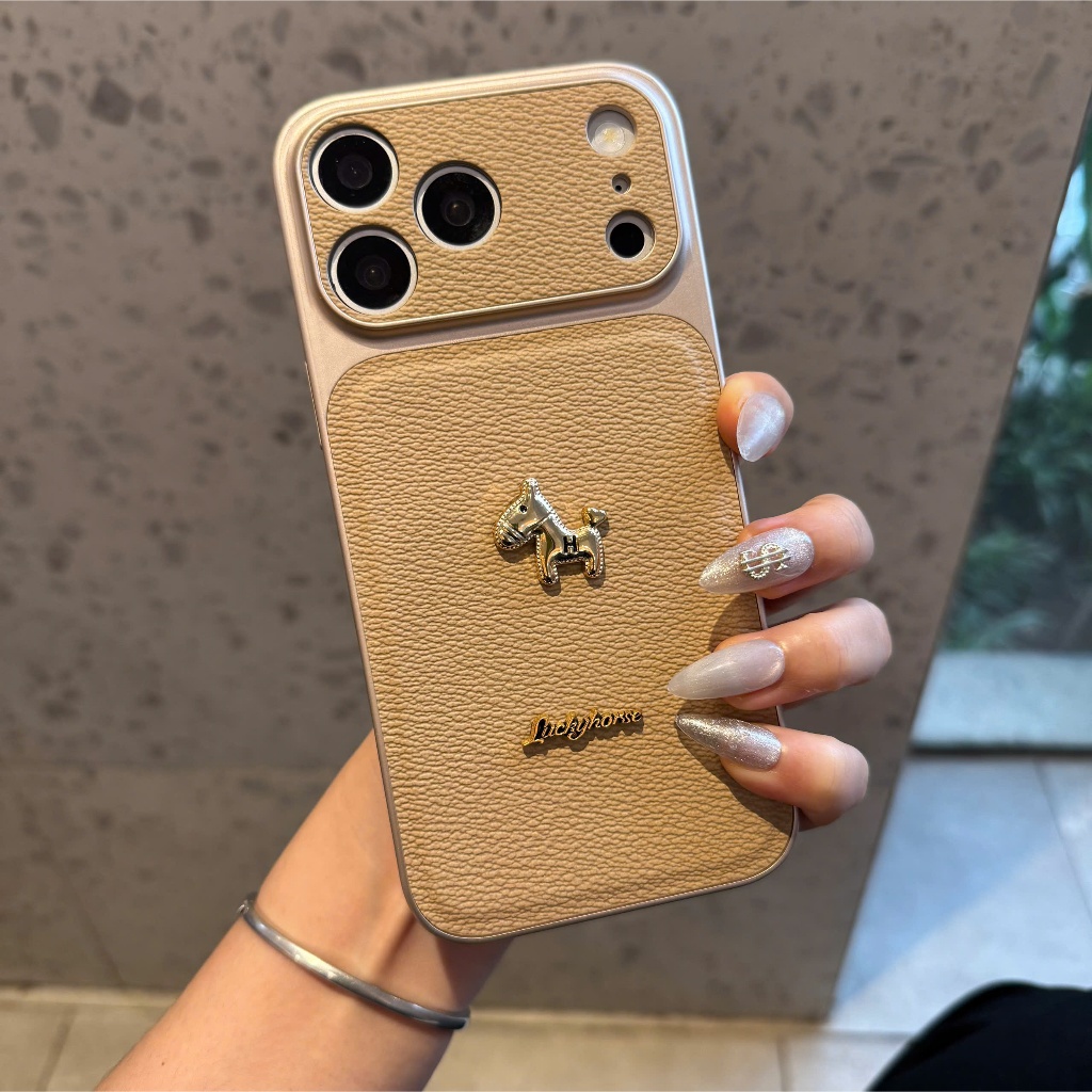 Ốp Lưng Iphone_ Ốp Da Cao Cấp Độ Full Camera 17Promax - Mẫu Ngựa Nhỏ Chữ Luckyhorse