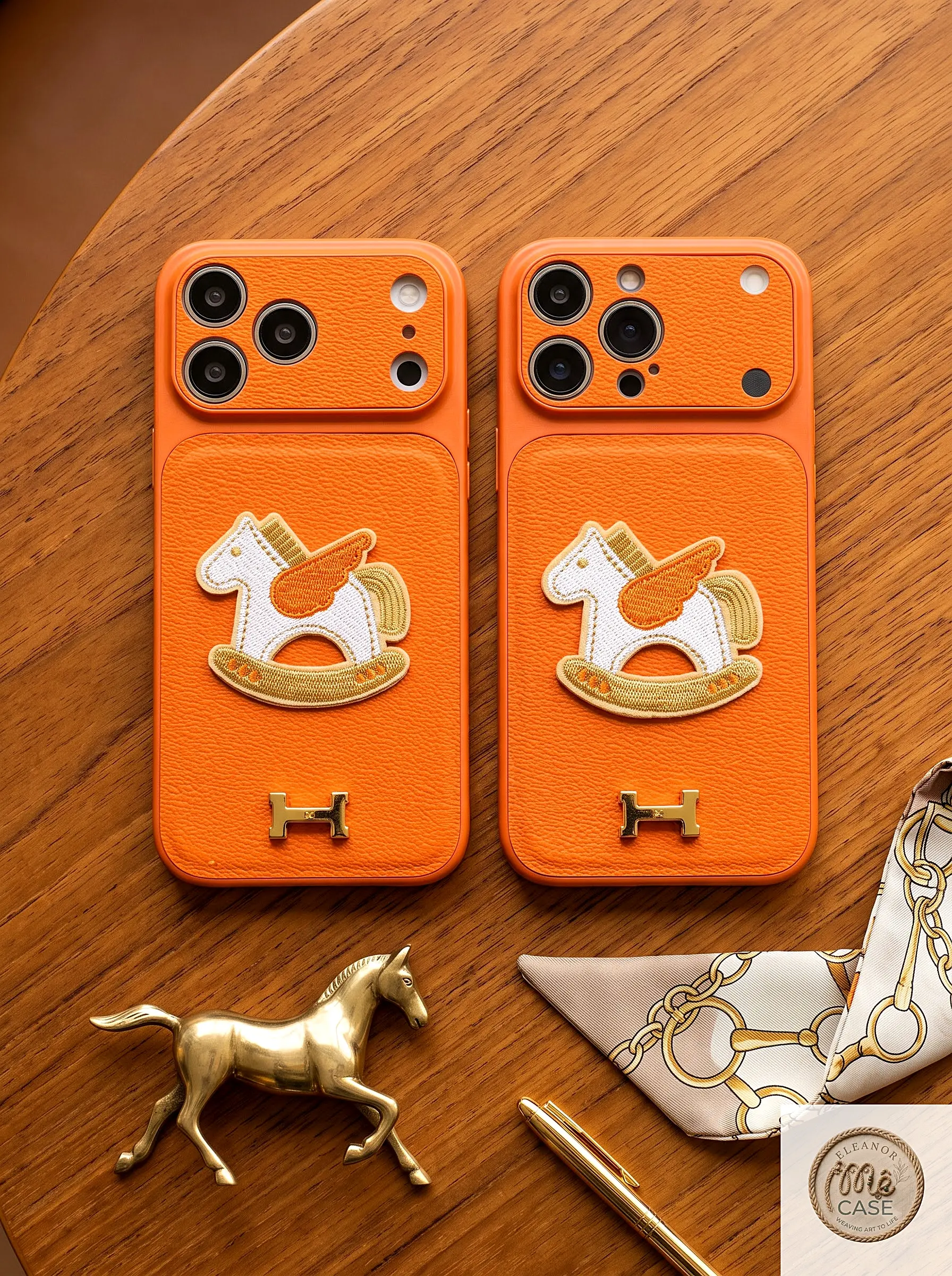 Ốp Lưng Iphone_Ốp Da Độ Camera 17Promax  Cao Cấp - Họa Tiết Ngựa Bập Bênh Phối Logo Kim Loại