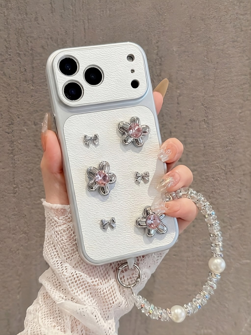 Ốp Lưng iPhone Luxury Floral – Sự Giao Thoa Giữa Nghệ Thuật Đính Kết Và Phong Cách Quý Tộc