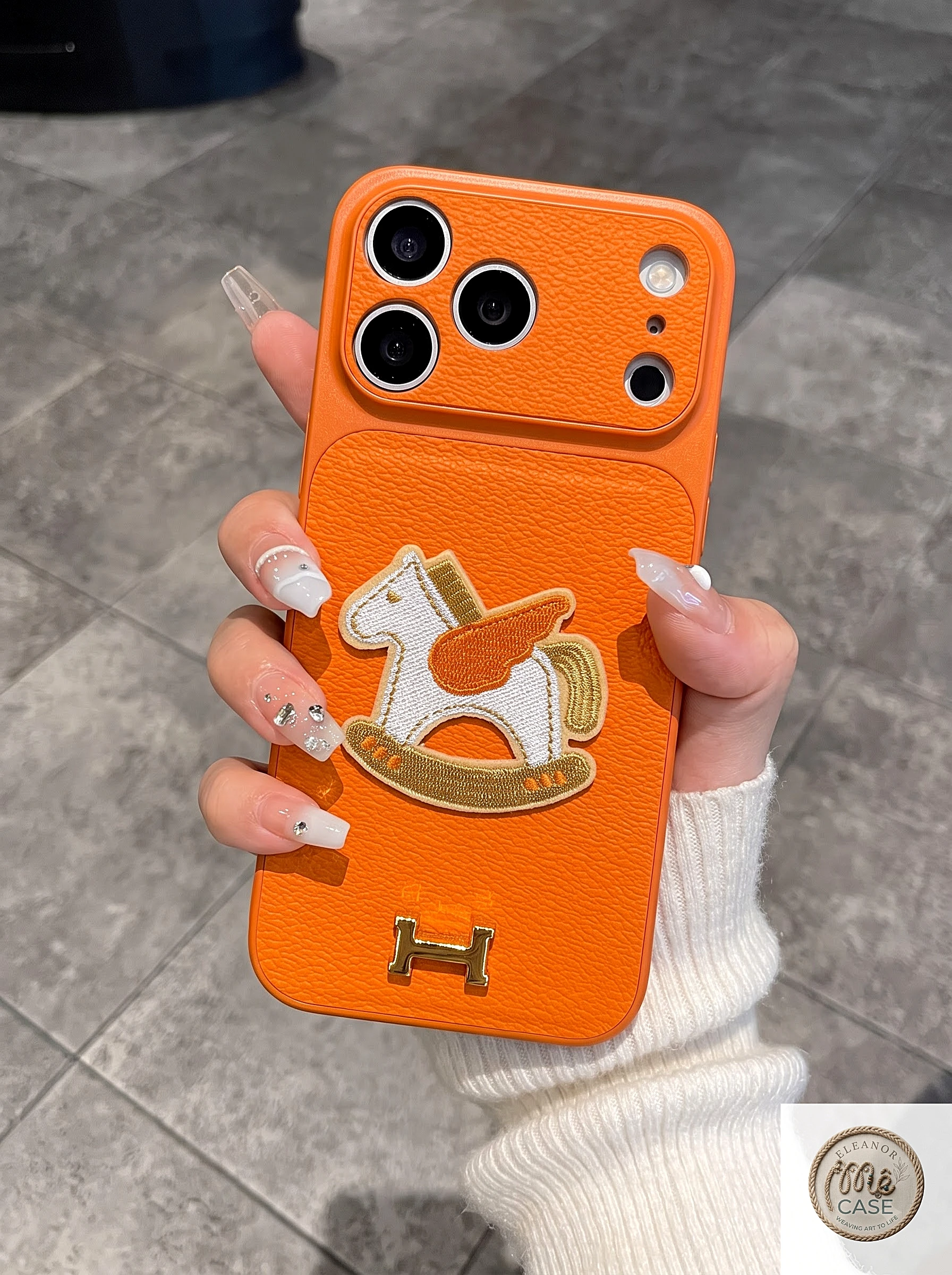 Ốp Lưng Iphone_Ốp Da Độ Camera 17Promax  Cao Cấp - Họa Tiết Ngựa Bập Bênh Phối Logo Kim Loại