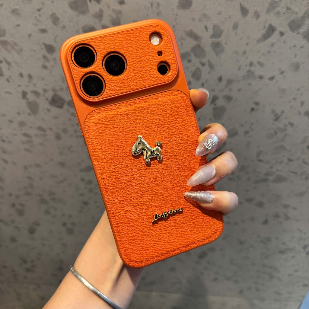 Ốp Lưng Iphone_ Ốp Da Cao Cấp Độ Full Camera 17Promax - Mẫu Ngựa Nhỏ Chữ Luckyhorse