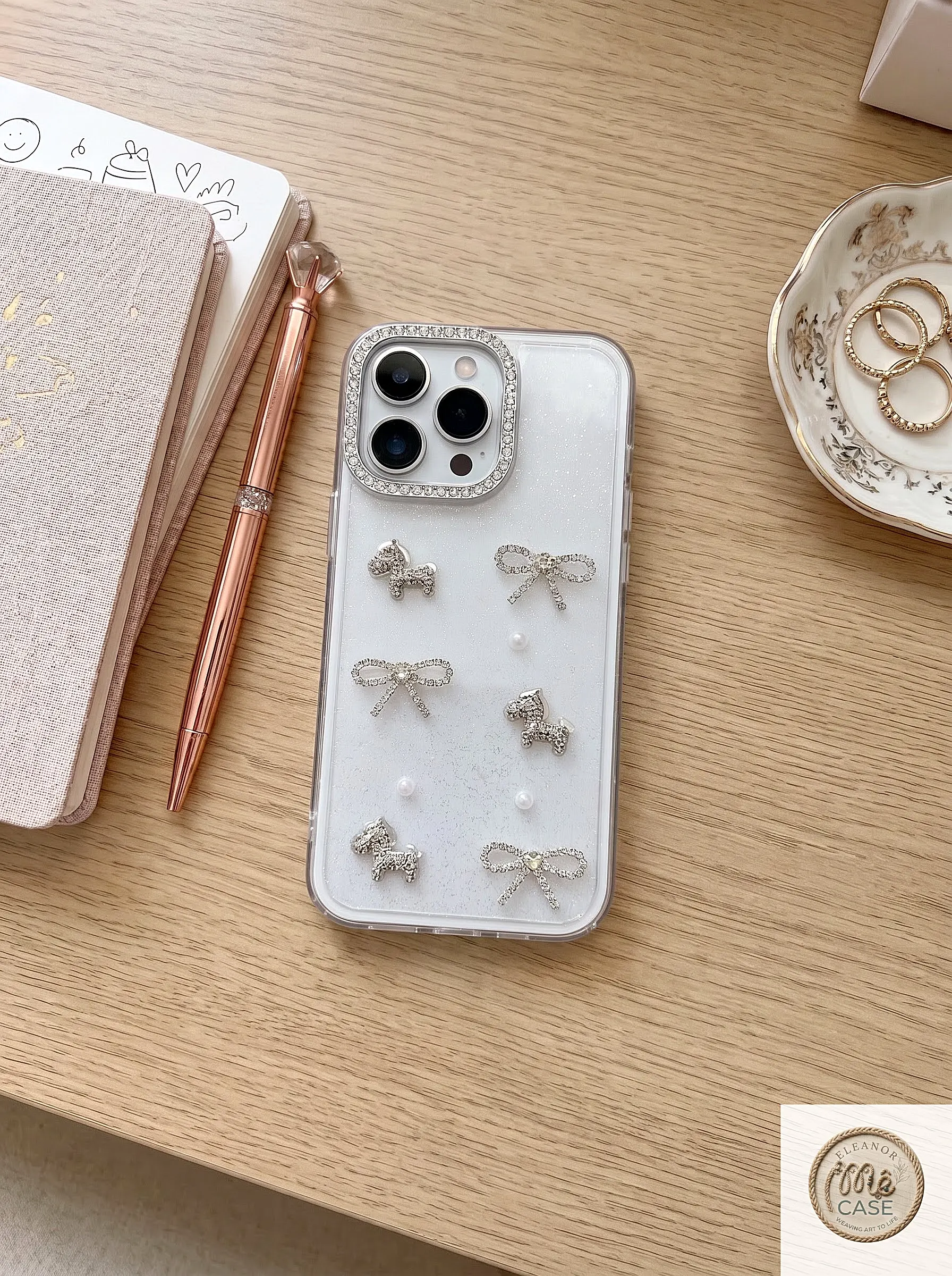 ỐP LƯNG IPHONE PONY ĐÍNH ĐÁ LẤP LÁNH GLITTER COQUETTE – DỊU DÀNG MÀ SANG 🎀💖