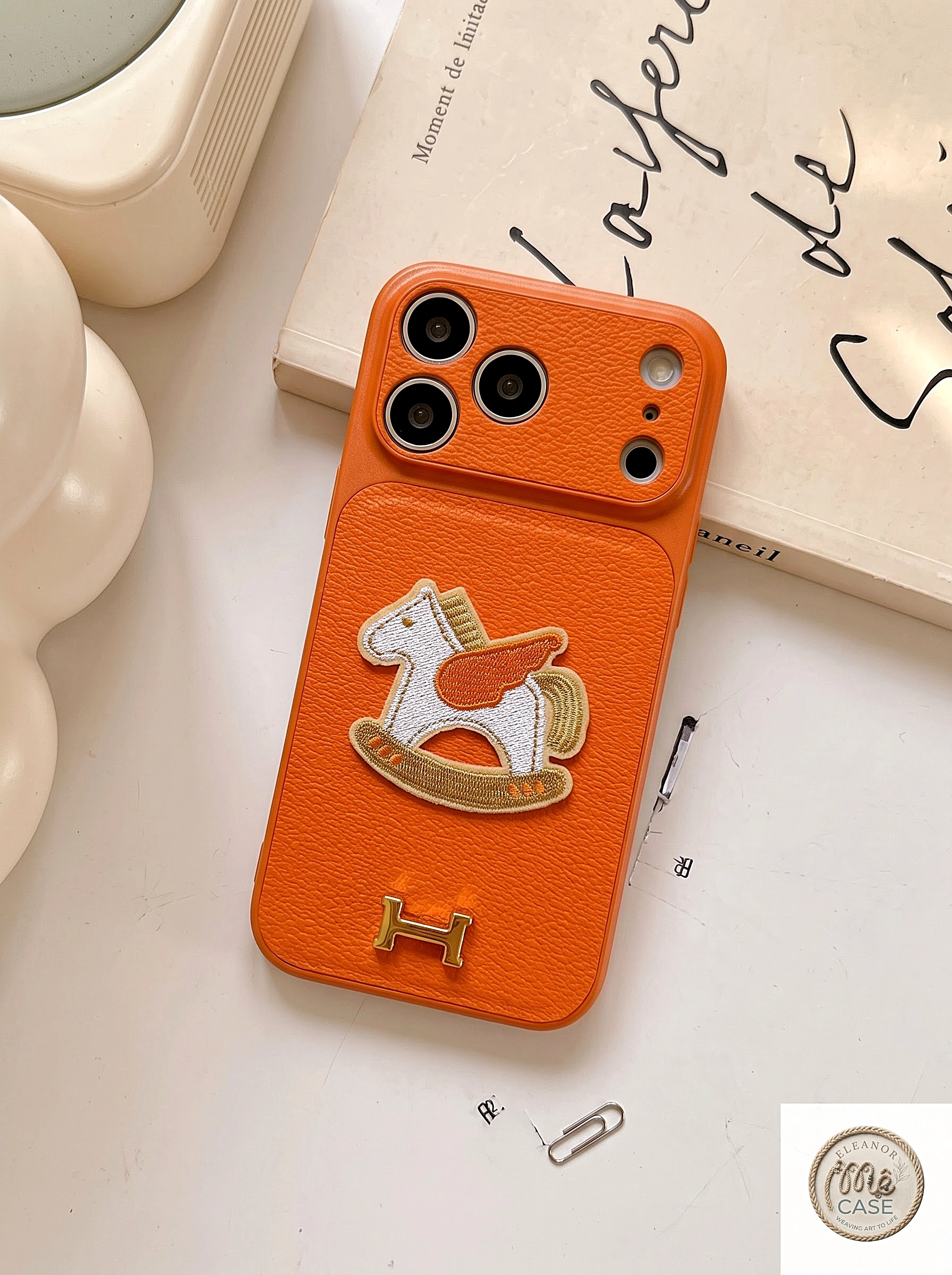 Ốp Lưng Iphone_Ốp Da Độ Camera 17Promax  Cao Cấp - Họa Tiết Ngựa Bập Bênh Phối Logo Kim Loại