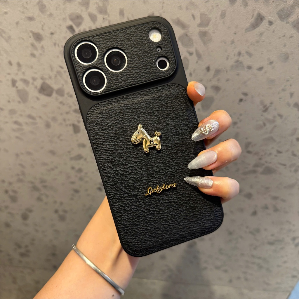 Ốp Lưng Iphone_ Ốp Da Cao Cấp Độ Full Camera 17Promax - Mẫu Ngựa Nhỏ Chữ Luckyhorse