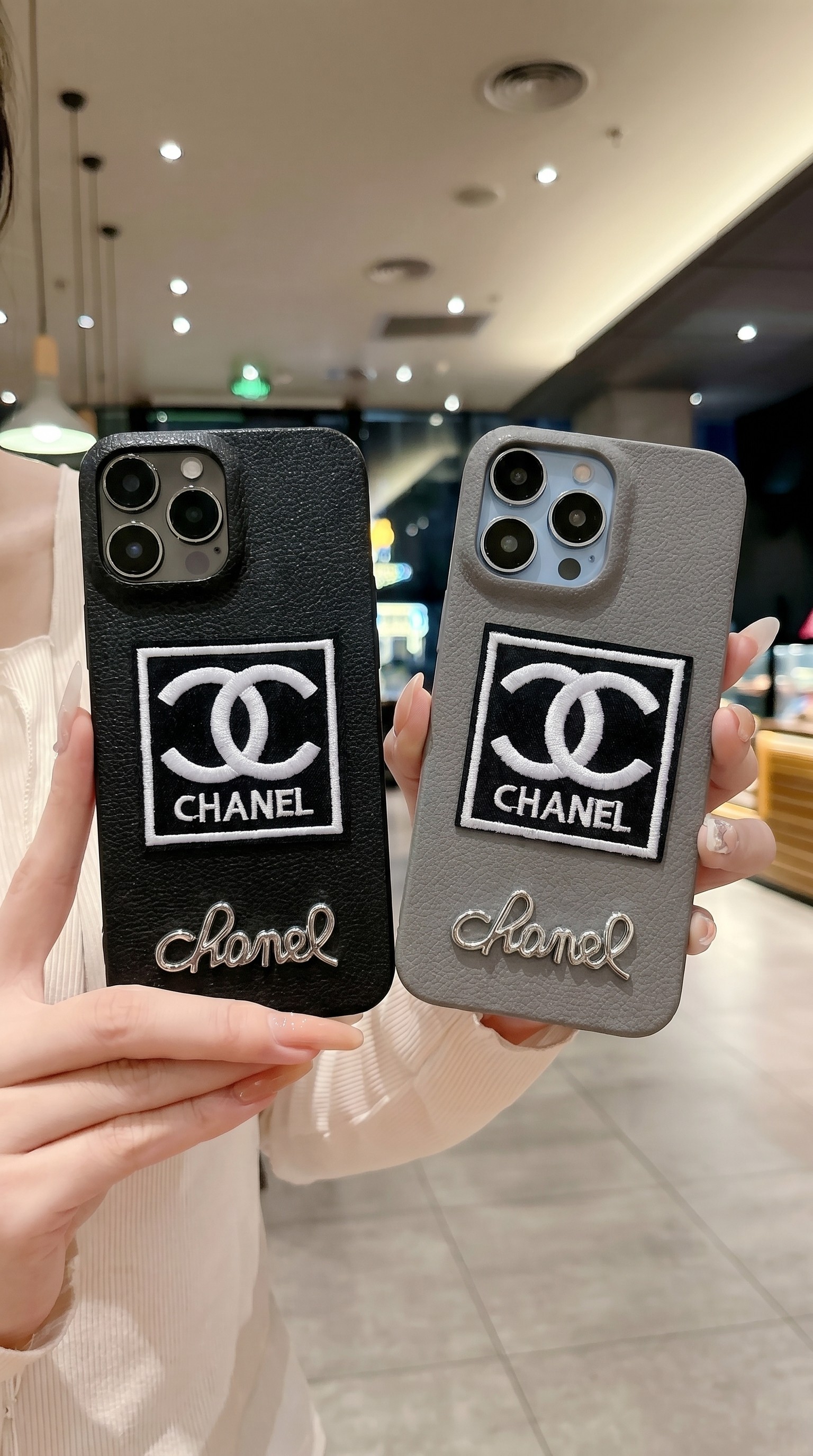 ỐP LƯNG IPHONE DA iPHONE PHỐI LOGO CHANEL ĐÍNH ĐÁ & THÊU