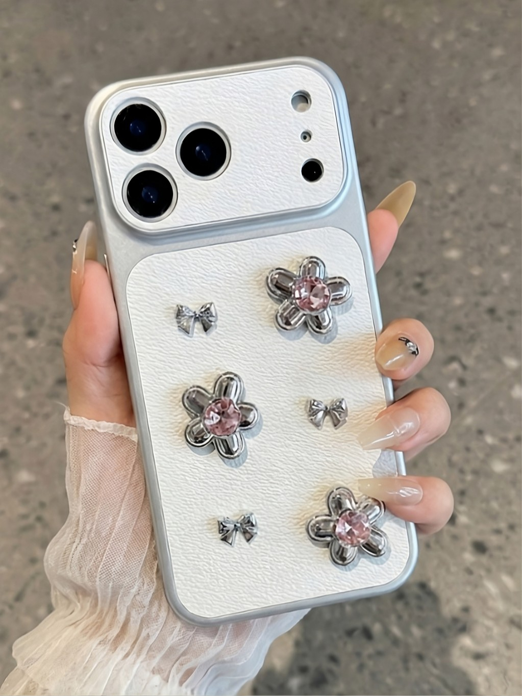 Ốp Lưng iPhone Luxury Floral – Sự Giao Thoa Giữa Nghệ Thuật Đính Kết Và Phong Cách Quý Tộc