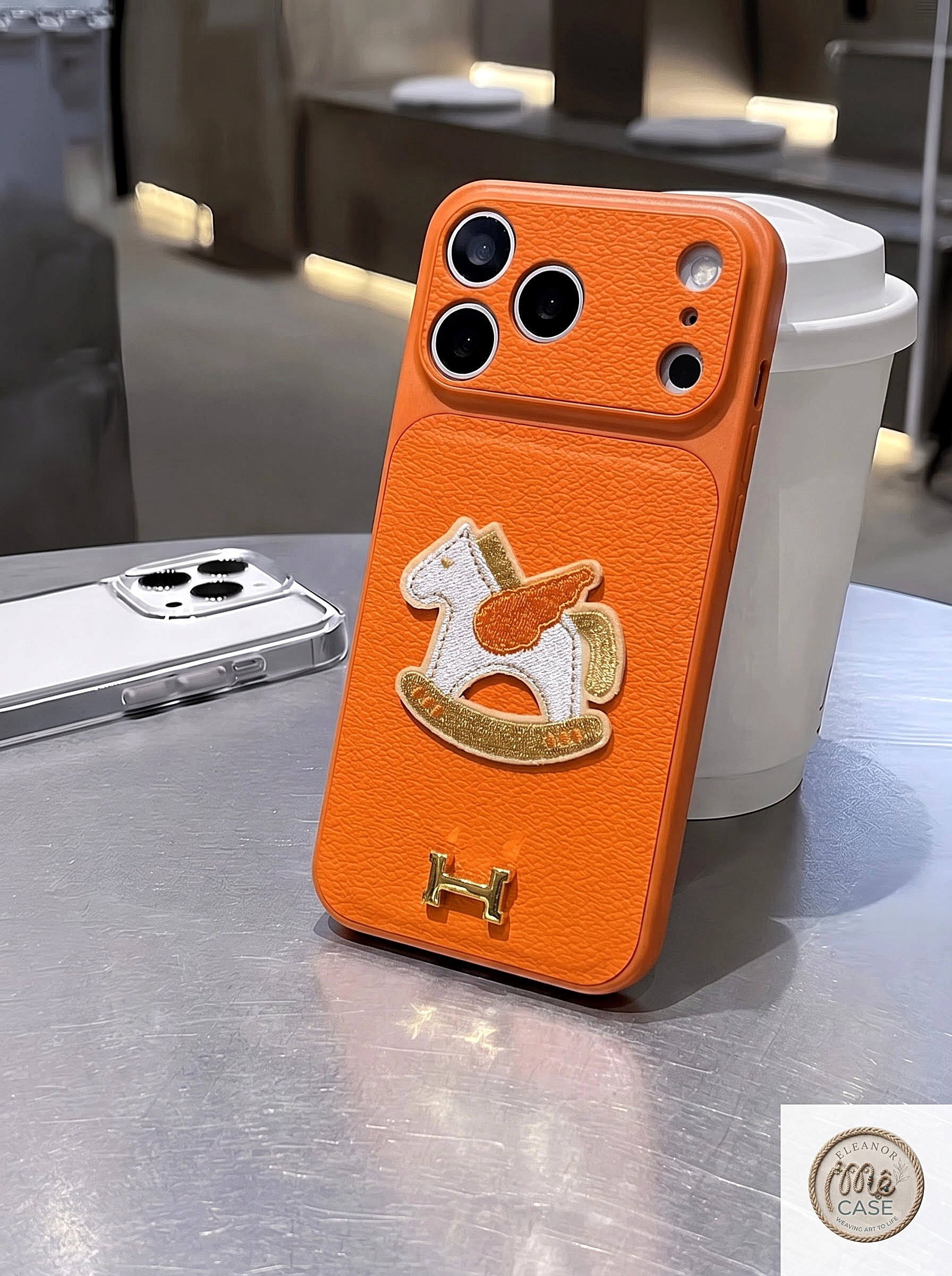 Ốp Lưng Iphone_Ốp Da Độ Camera 17Promax  Cao Cấp - Họa Tiết Ngựa Bập Bênh Phối Logo Kim Loại