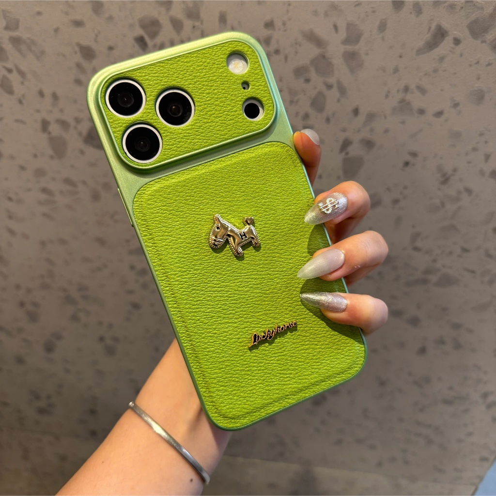 Ốp Lưng Iphone_ Ốp Da Cao Cấp Độ Full Camera 17Promax - Mẫu Ngựa Nhỏ Chữ Luckyhorse