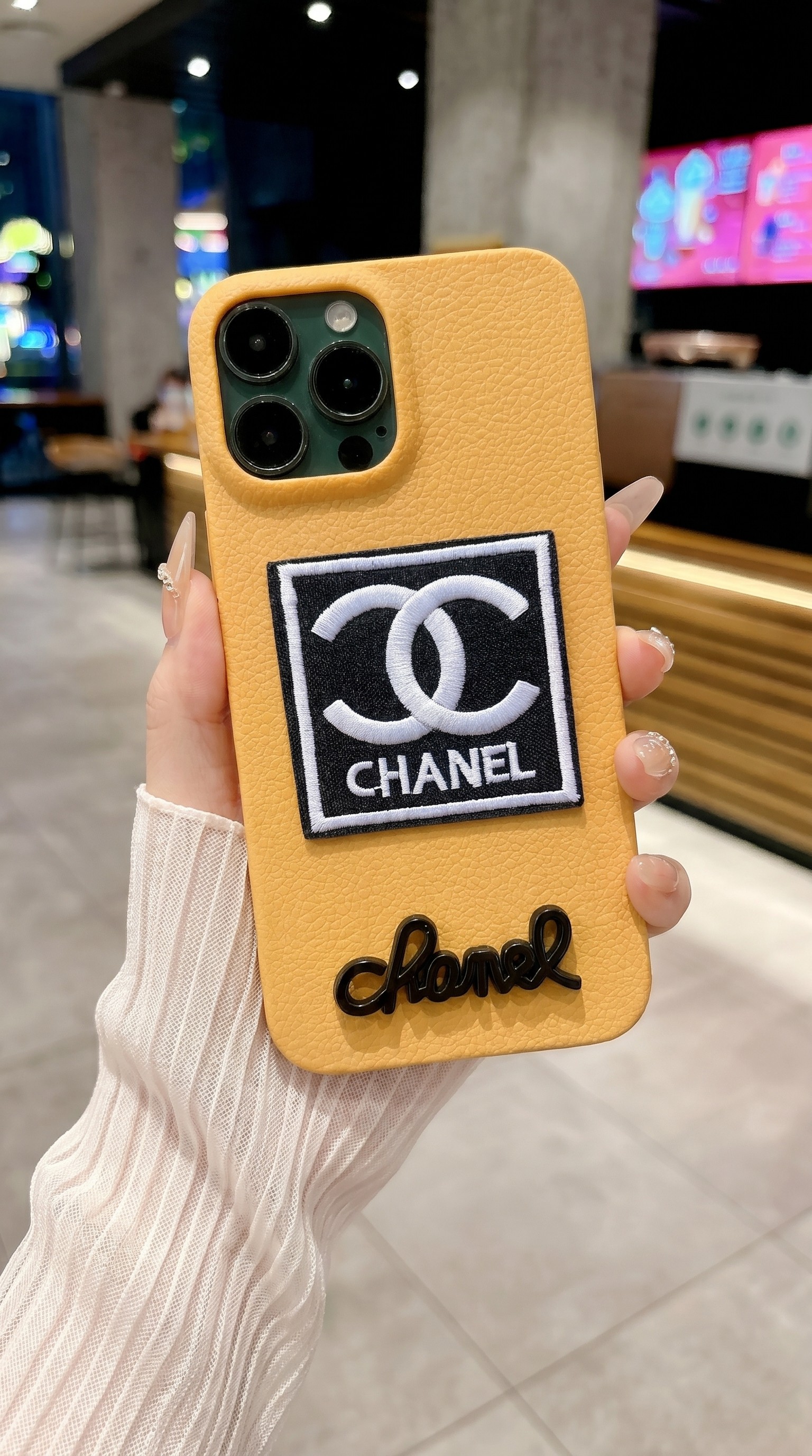 ỐP LƯNG IPHONE DA iPHONE PHỐI LOGO CHANEL ĐÍNH ĐÁ & THÊU