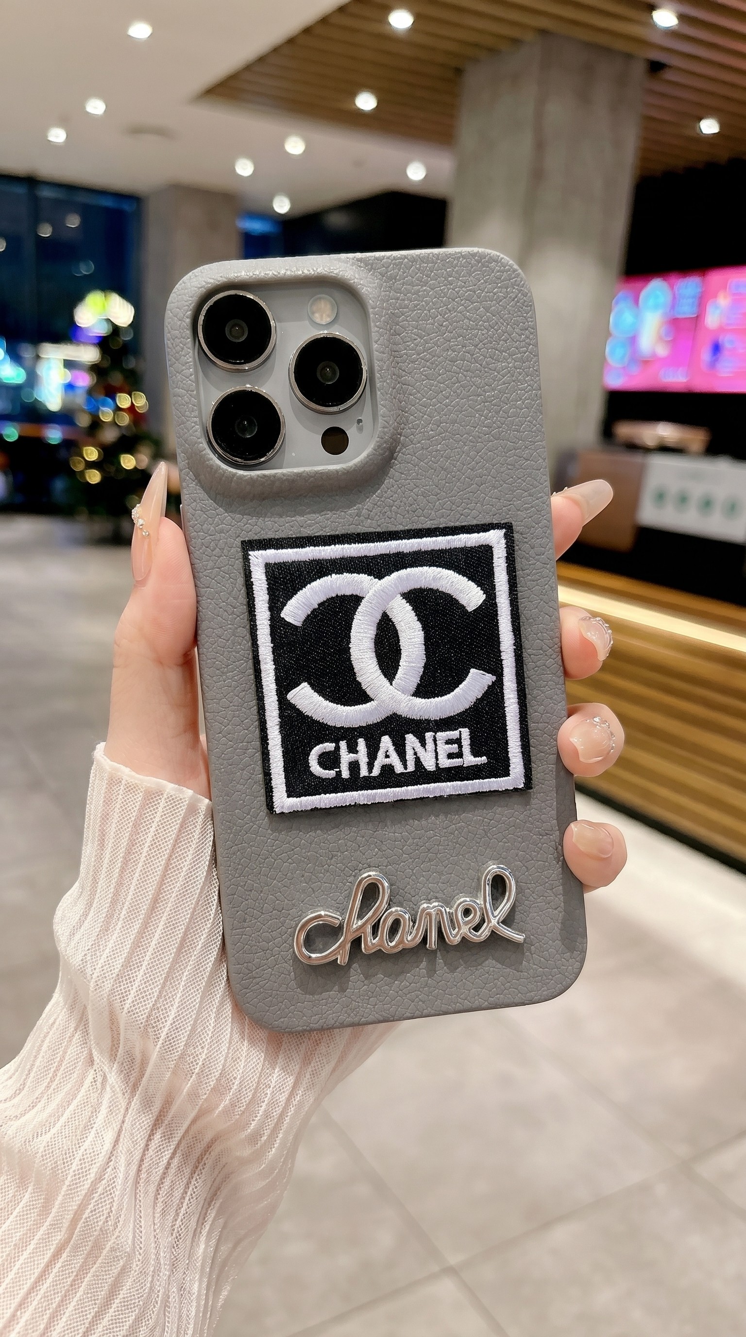 ỐP LƯNG IPHONE DA iPHONE PHỐI LOGO CHANEL ĐÍNH ĐÁ & THÊU