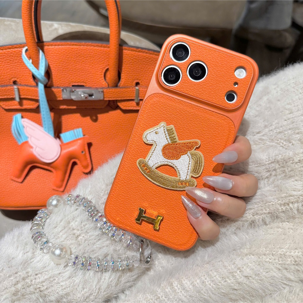 Ốp Lưng Iphone_Ốp Da Độ Camera 17Promax  Cao Cấp - Họa Tiết Ngựa Bập Bênh Phối Logo Kim Loại