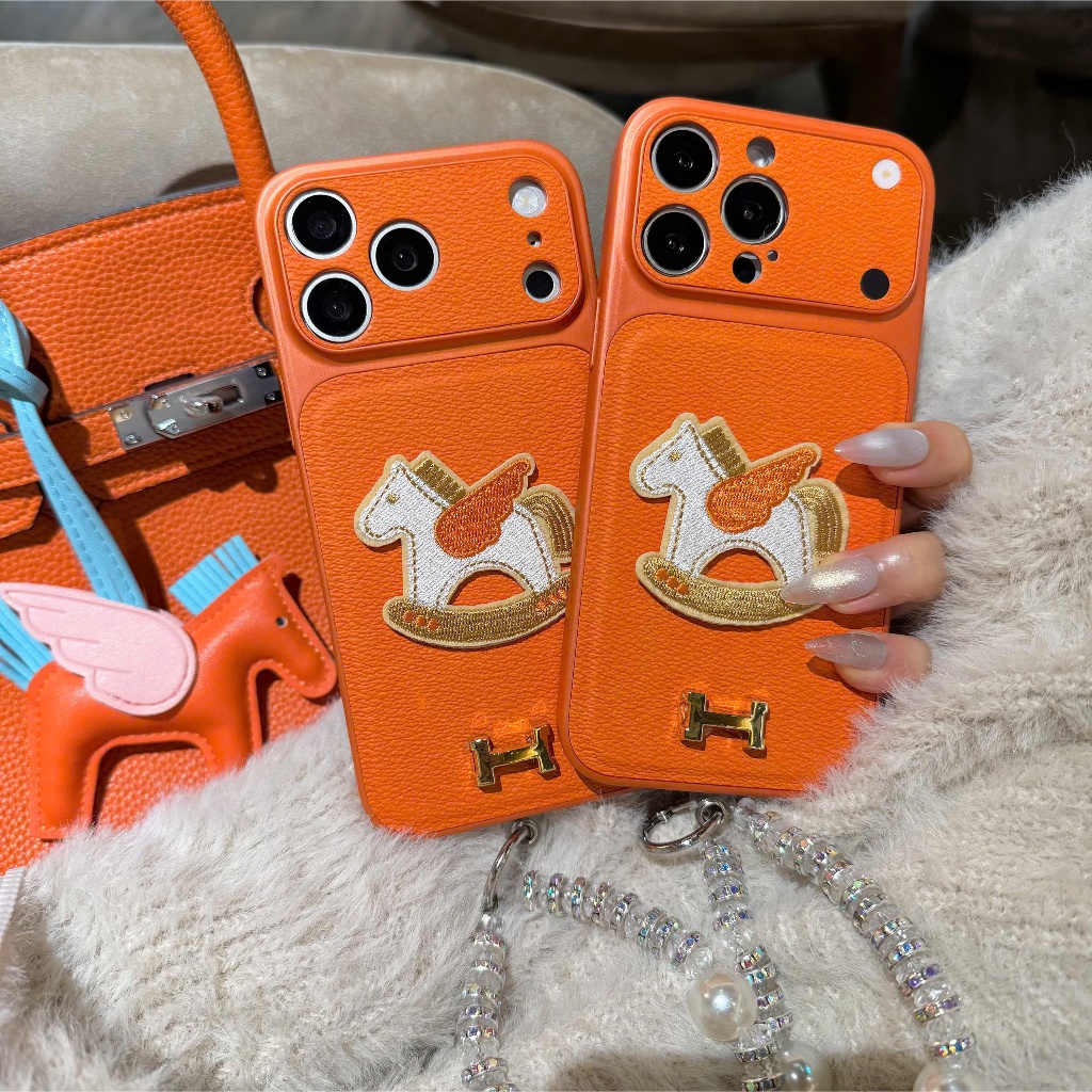 Ốp Lưng Iphone_Ốp Da Độ Camera 17Promax  Cao Cấp - Họa Tiết Ngựa Bập Bênh Phối Logo Kim Loại