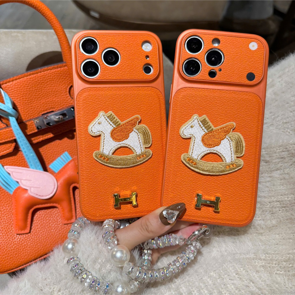 Ốp Lưng Iphone_Ốp Da Độ Camera 17Promax  Cao Cấp - Họa Tiết Ngựa Bập Bênh Phối Logo Kim Loại