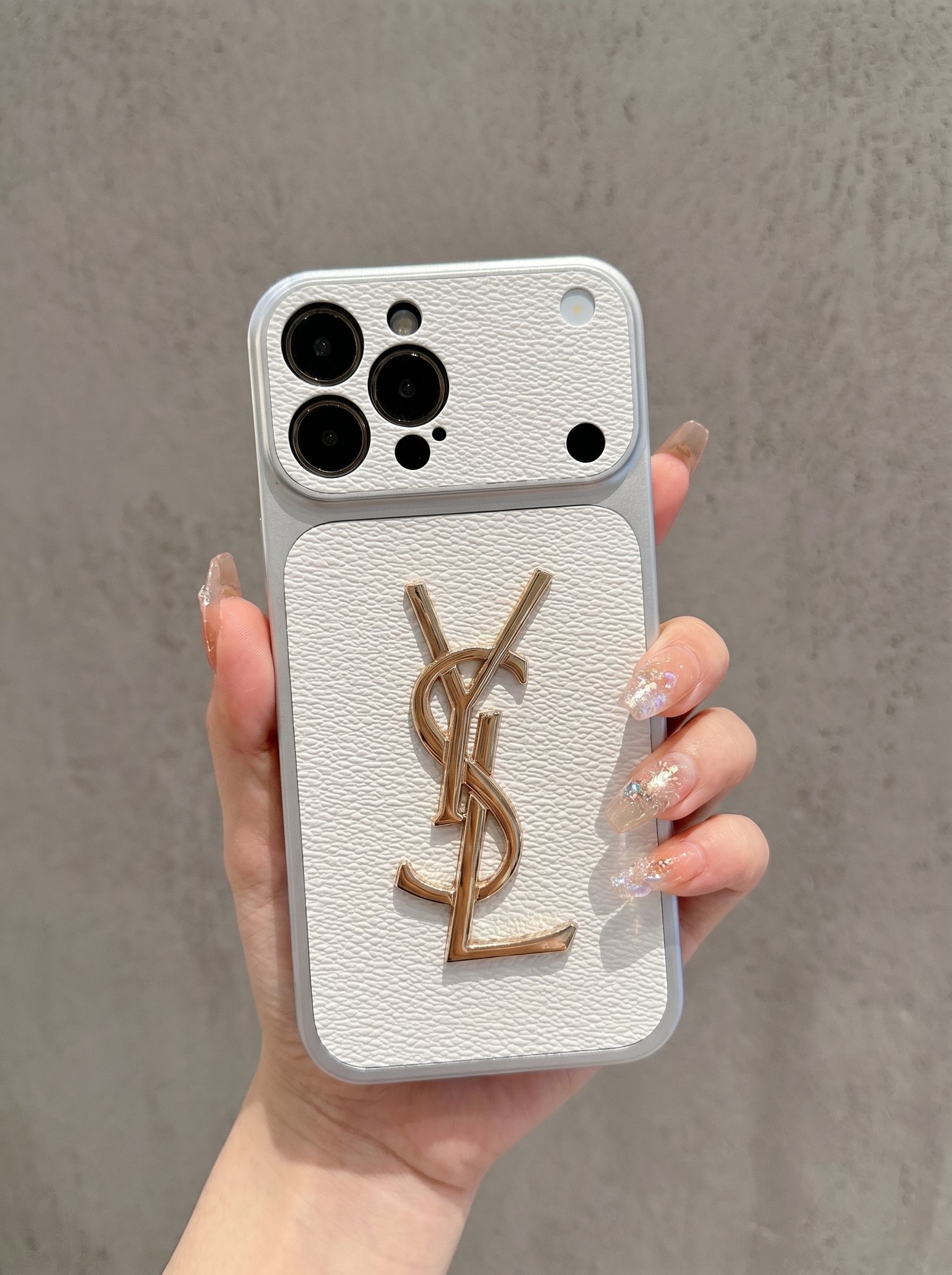 Ốp Lưng Iphone Da Cao Cấp Phối Logo YSL Kim Loại – Tuyệt Tác Của Sự Thượng Lưu