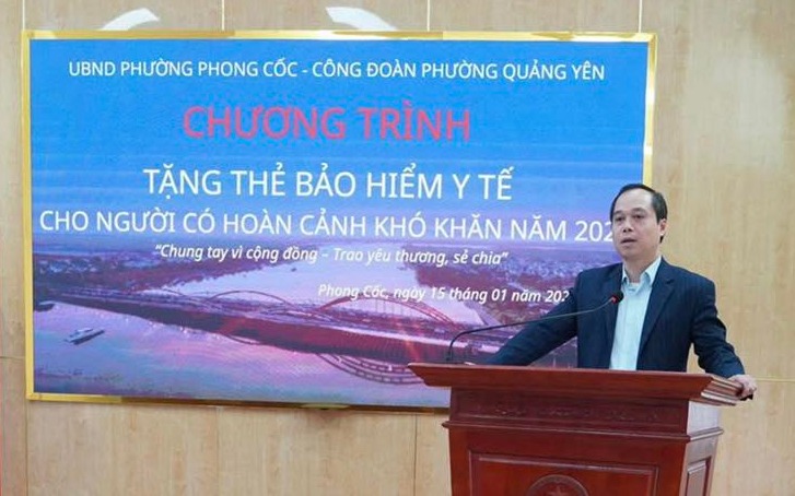 PHƯỜNG PHONG CỐC TRAO TẶNG THẺ BẢO HIỂM Y TẾ CHO NGƯỜI DÂN CÓ HOÀN CẢNH KHÓ KHĂN