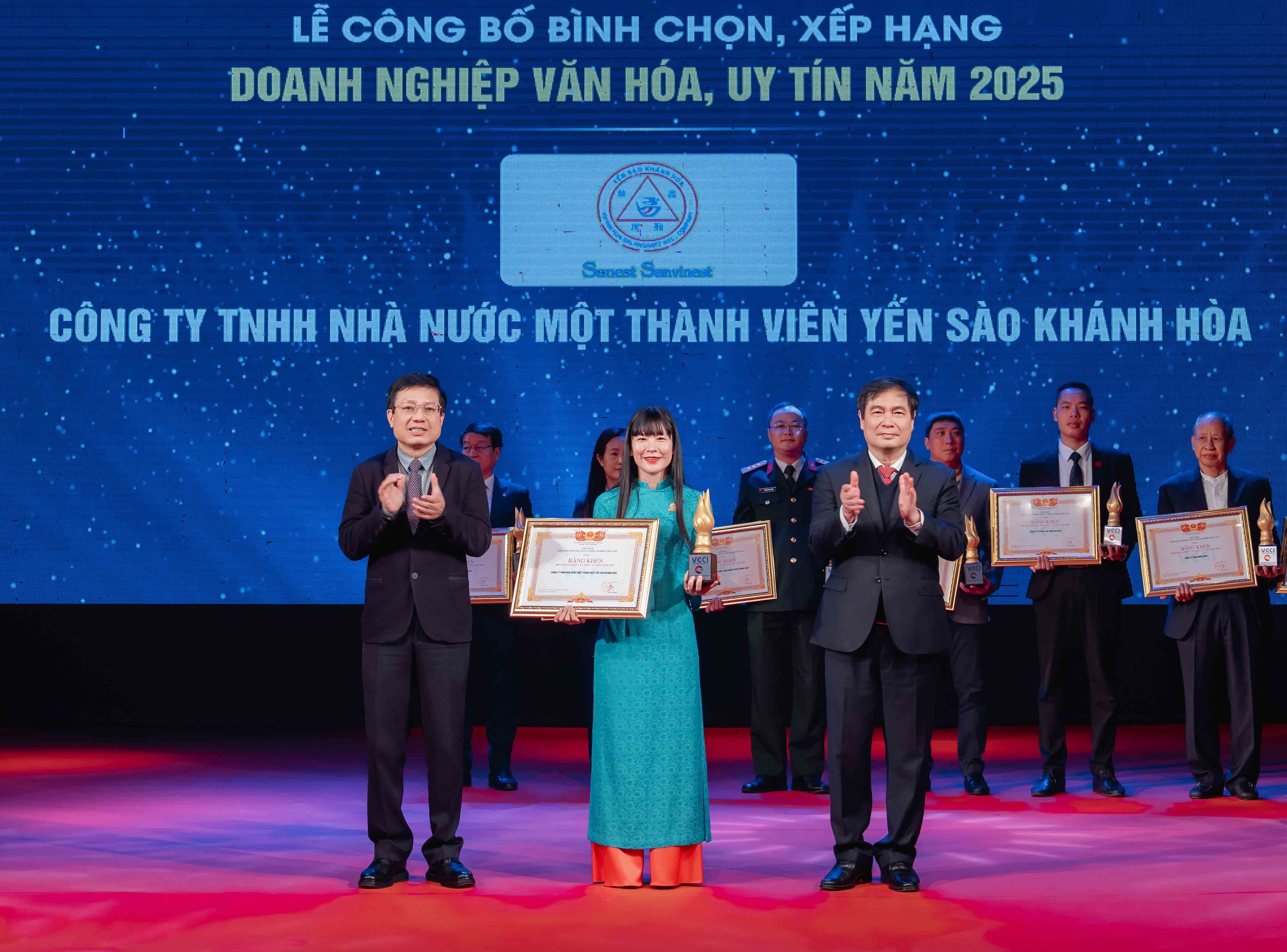 YẾN SÀO KHÁNH HÒA ĐƯỢC VINH DANH TOP 20 DOANH NGHIỆP VĂN HÓA, UY TÍN NĂM 2025