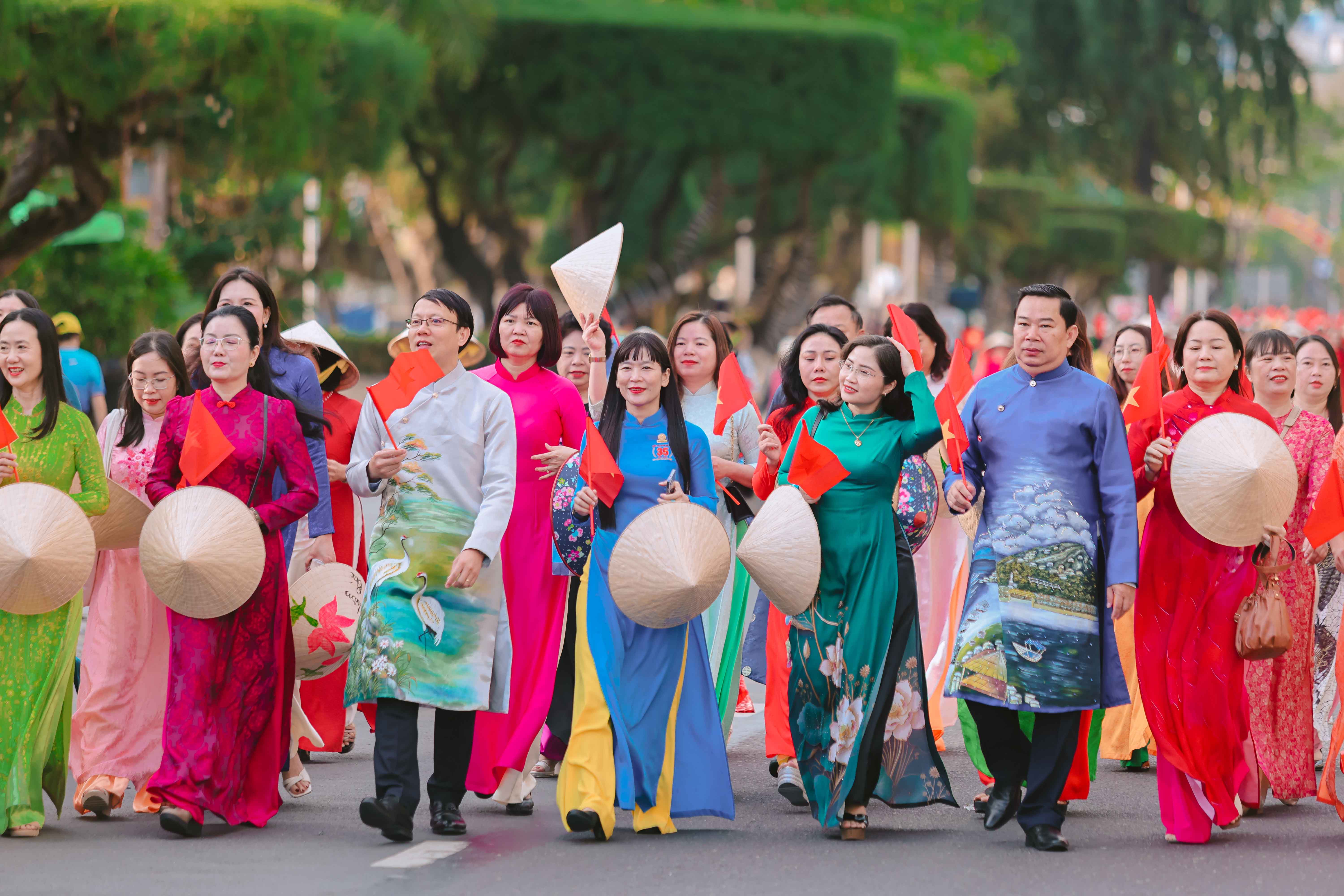 300 PHỤ NỮ YẾN SÀO KHÁNH HÒA ĐẠI DIỆN GẦN 2.000 CBCNV NỮ THAM GIA ĐỒNG DIỄN DÂN VŨ VÀ DIỄU HÀNH ÁO DÀI