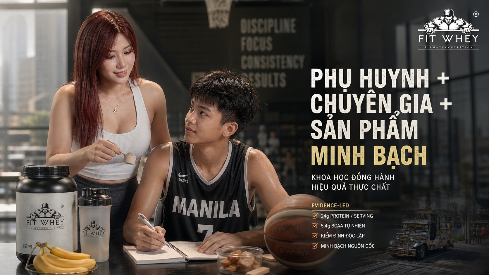 Hai vận động viên trẻ chuẩn bị protein powder và bình lắc sau tập