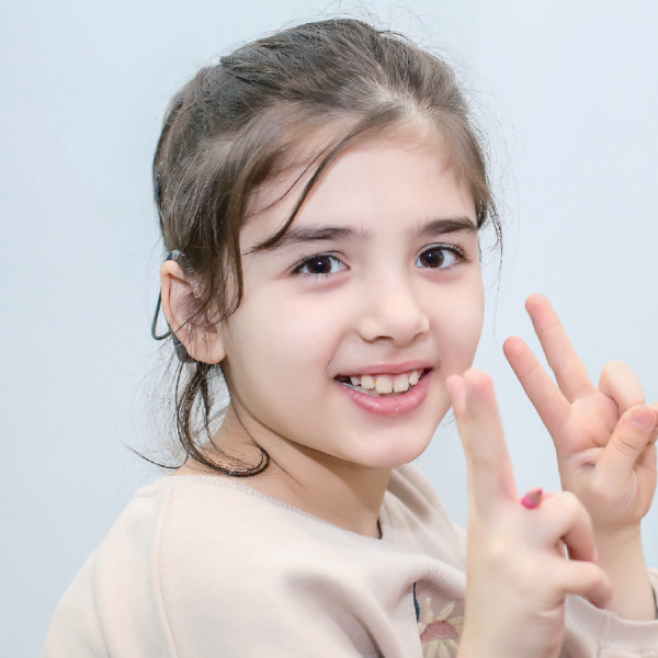 Trẻ em được cấy ốc tai điện tử sớm giúp phục hồi khả năng nghe