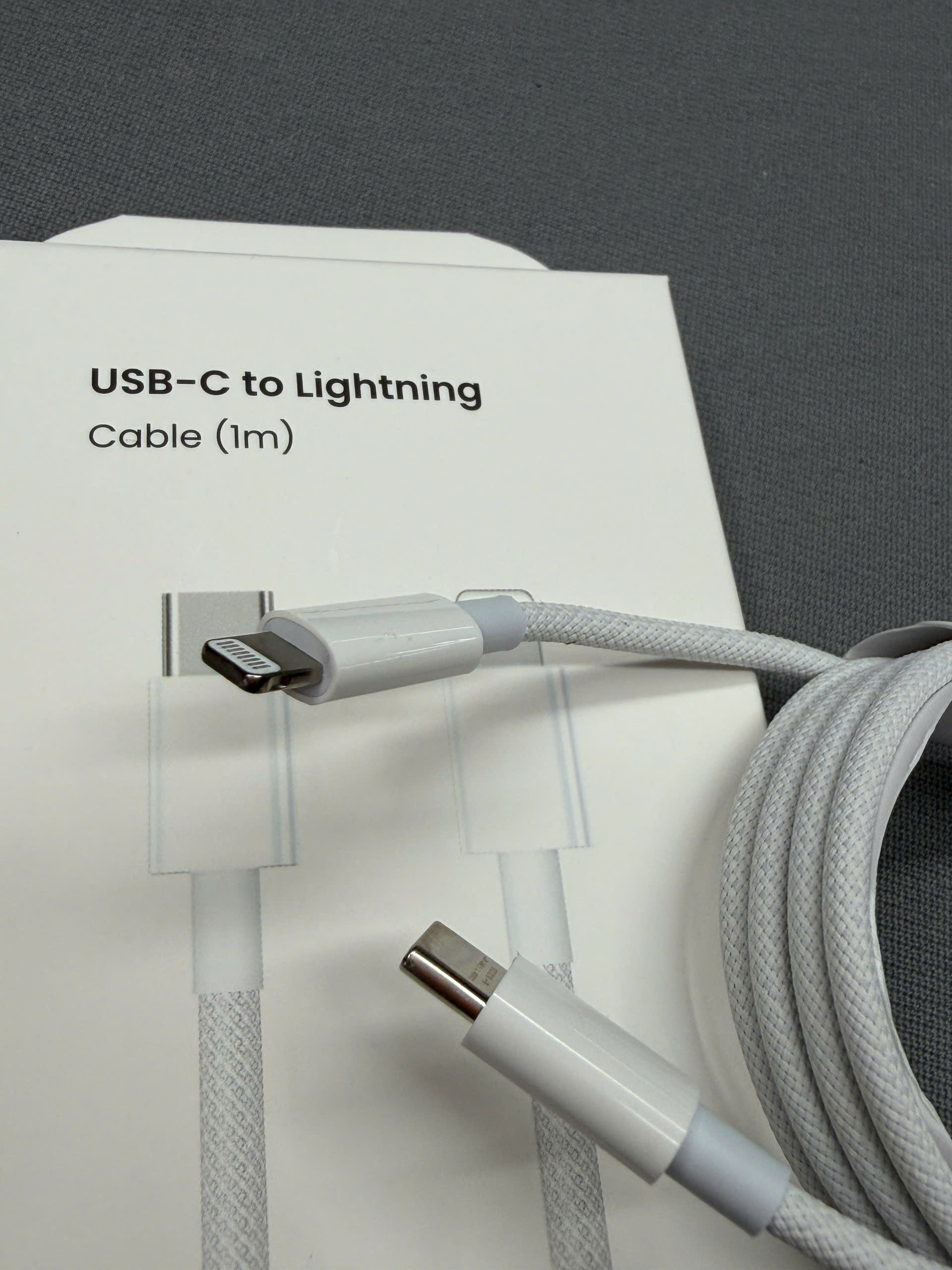 COM 1 BỘ SẠC 6 CỔNG + 2 DÂY SẠC DÙ USB-C , LIGHTNING CAO CẤP - TOP TN SHOP