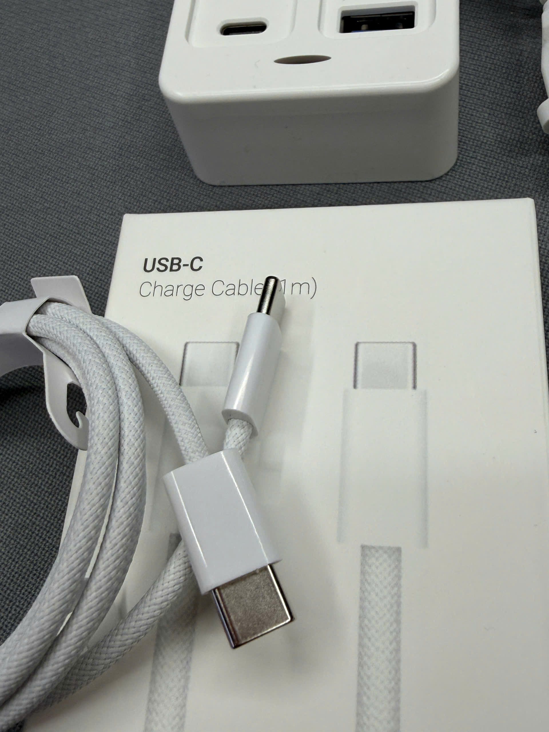 COM 1 BỘ SẠC 6 CỔNG + 2 DÂY SẠC DÙ USB-C , LIGHTNING CAO CẤP - TOP TN SHOP