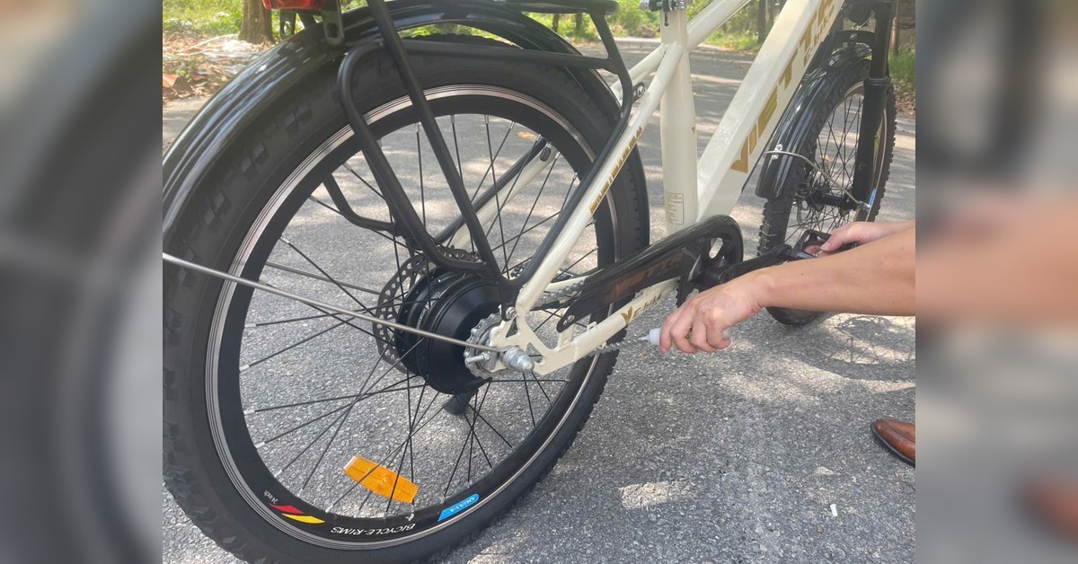 Bôi trơn con lăn xích xe đạp trợ lực VIETTA sau khi làm sạch và làm khô