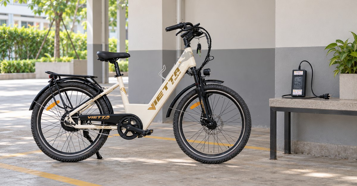 Xe đạp trợ lực VIETTA tại nơi gửi xe khô ráo cùng bộ sạc phù hợp