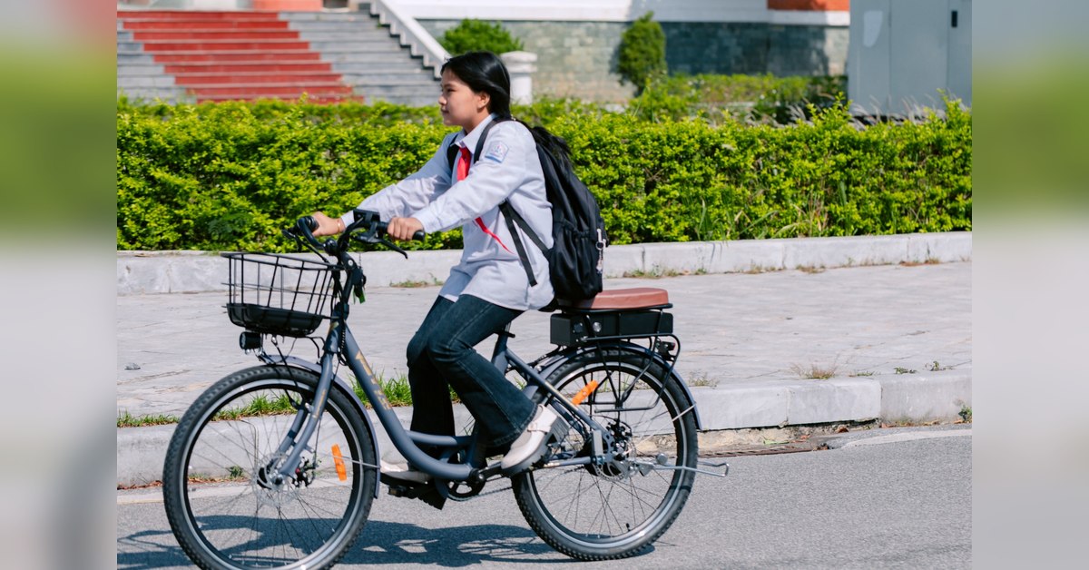 Học sinh sử dụng xe đạp trợ lực VIETTA cho nhu cầu đi học