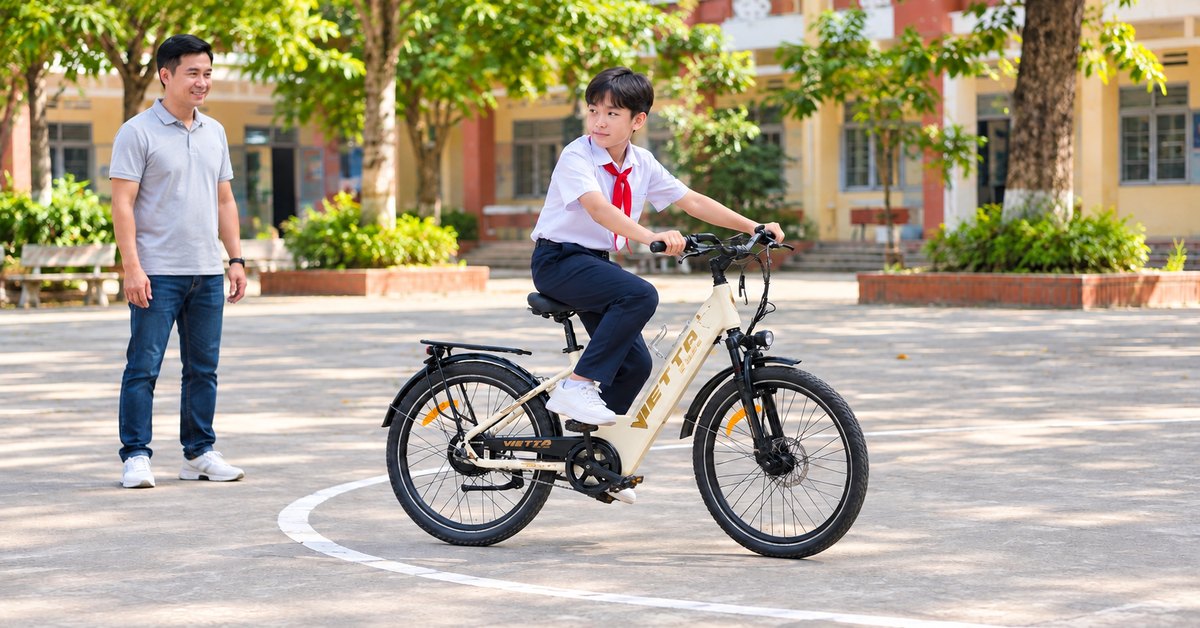 Học sinh chạy thử xe VIETTA để kiểm tra phanh và khả năng quay đầu
