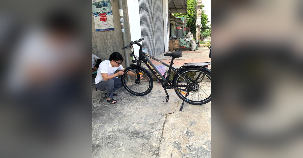 Kỹ thuật viên kiểm tra lốp xe VIETTA trước khi sử dụng