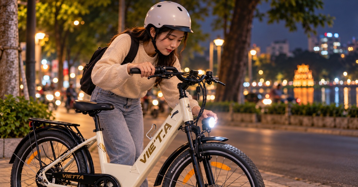 Người dùng kiểm tra đèn phía trước xe đạp trợ lực trước khi đi ban đêm
