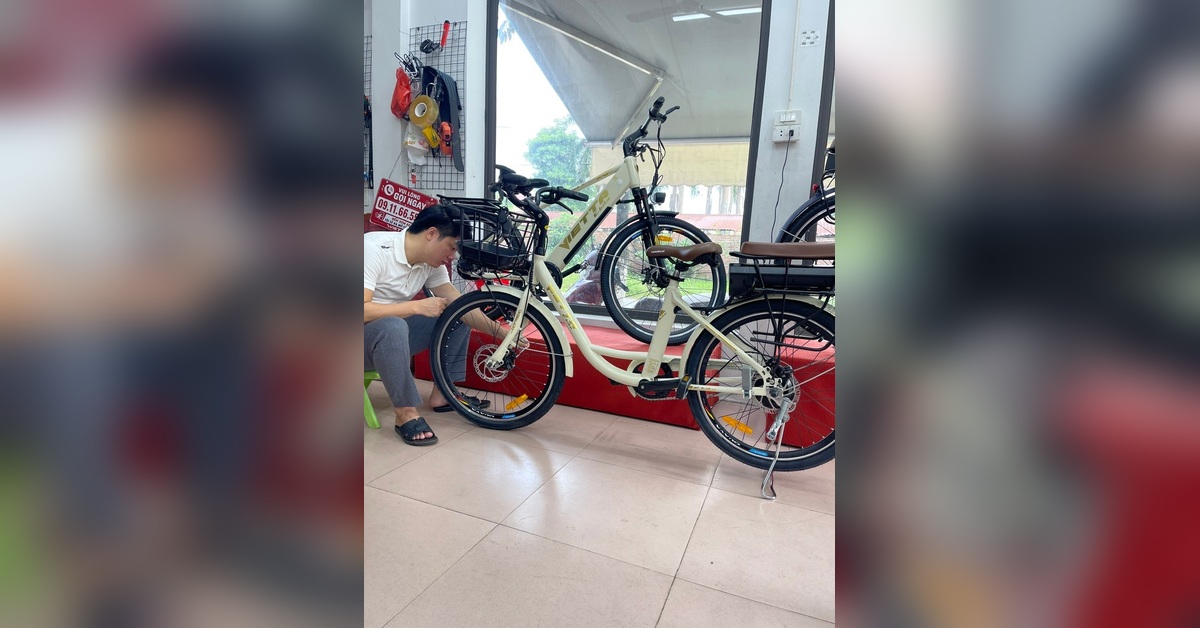 Kỹ thuật viên kiểm tra lốp và bánh xe VIETTA khi bảo dưỡng
