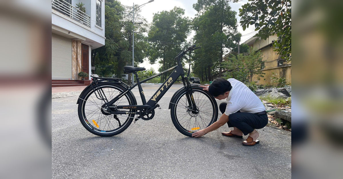 Kỹ thuật viên VIETTA kiểm tra lốp và bánh xe trong bảo dưỡng định kỳ